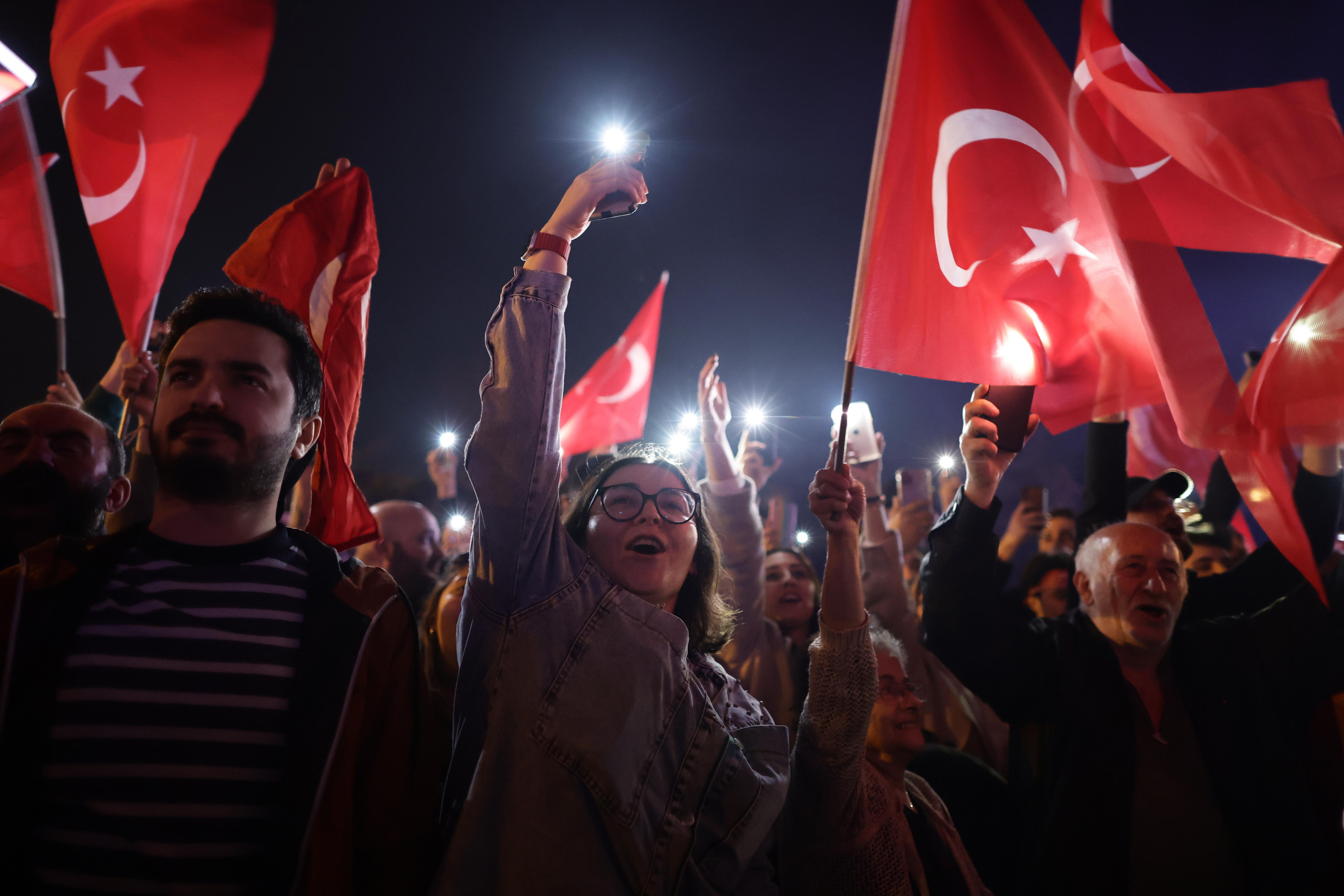 Istanbul (Turkey), 01/04/2024.- Supporters of Istanbul's incumbent mayor and main opposition party's Republican People's Party (CHP) mayoral candidate Ekrem Imamoglu celebrate after the polls closed in the local elections in Istanbul, Turkey, 31 March 2024. Some 61 million people voted in the Turkish local elections in the country's 81 provinces. (Elecciones, Turquía, Estanbul) EFE/EPA/ERDEM SAHIN