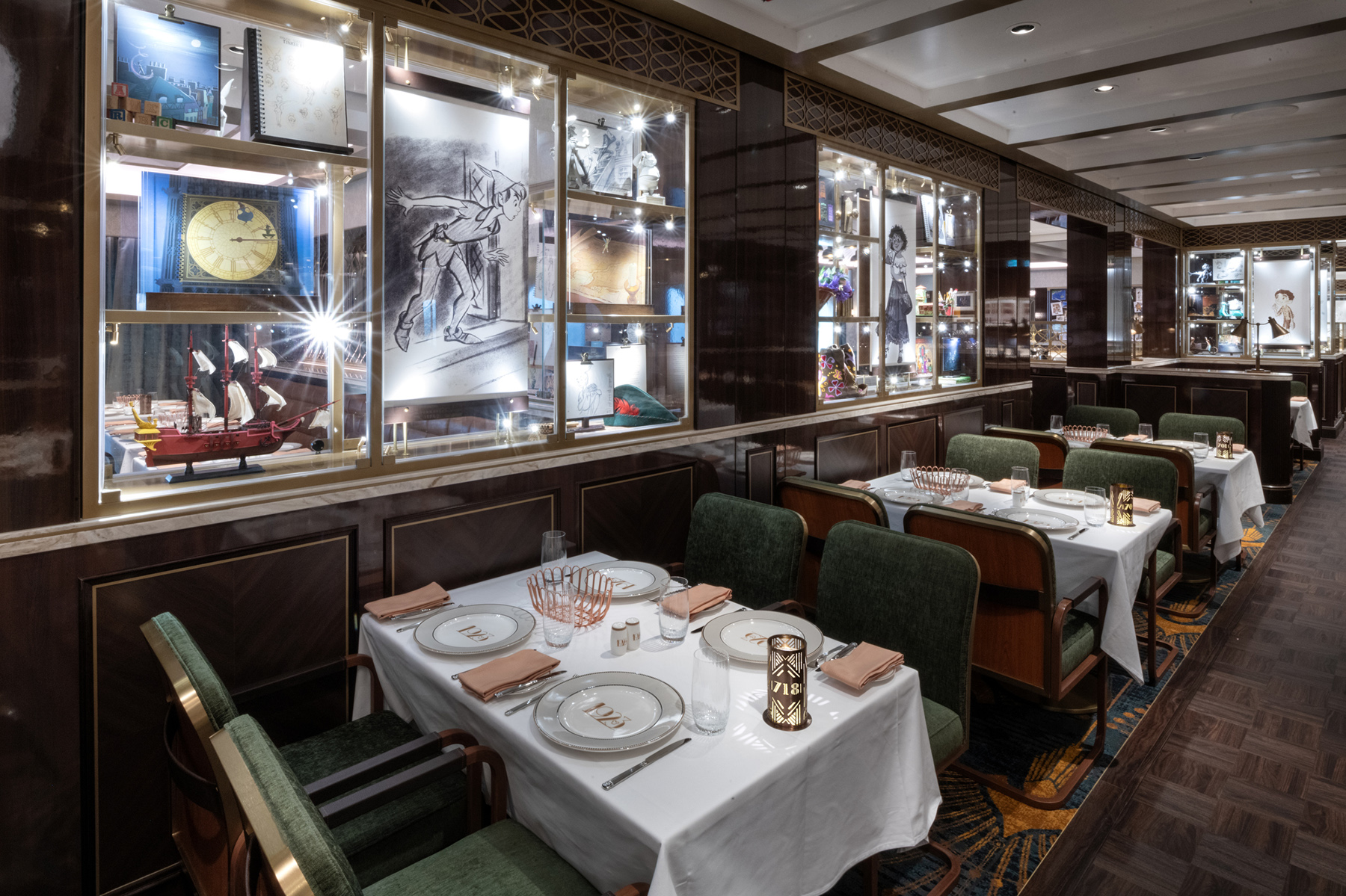 El Disney Treasure, el barco más reciente de Disney Cruise Line, cuenta con uno de los restaurantes más queridos de la línea de cruceros: 1923, nombrado en honor al año de fundación de The Walt Disney Company. Esta elegante experiencia culinaria a bordo del Disney Treasure celebra el legado de la animación de la compañía, rindiendo un sofisticado homenaje a la herencia californiana con platos inspirados en la fusión de sabores culturales del estado. (Fotografía de Kent Phillips)