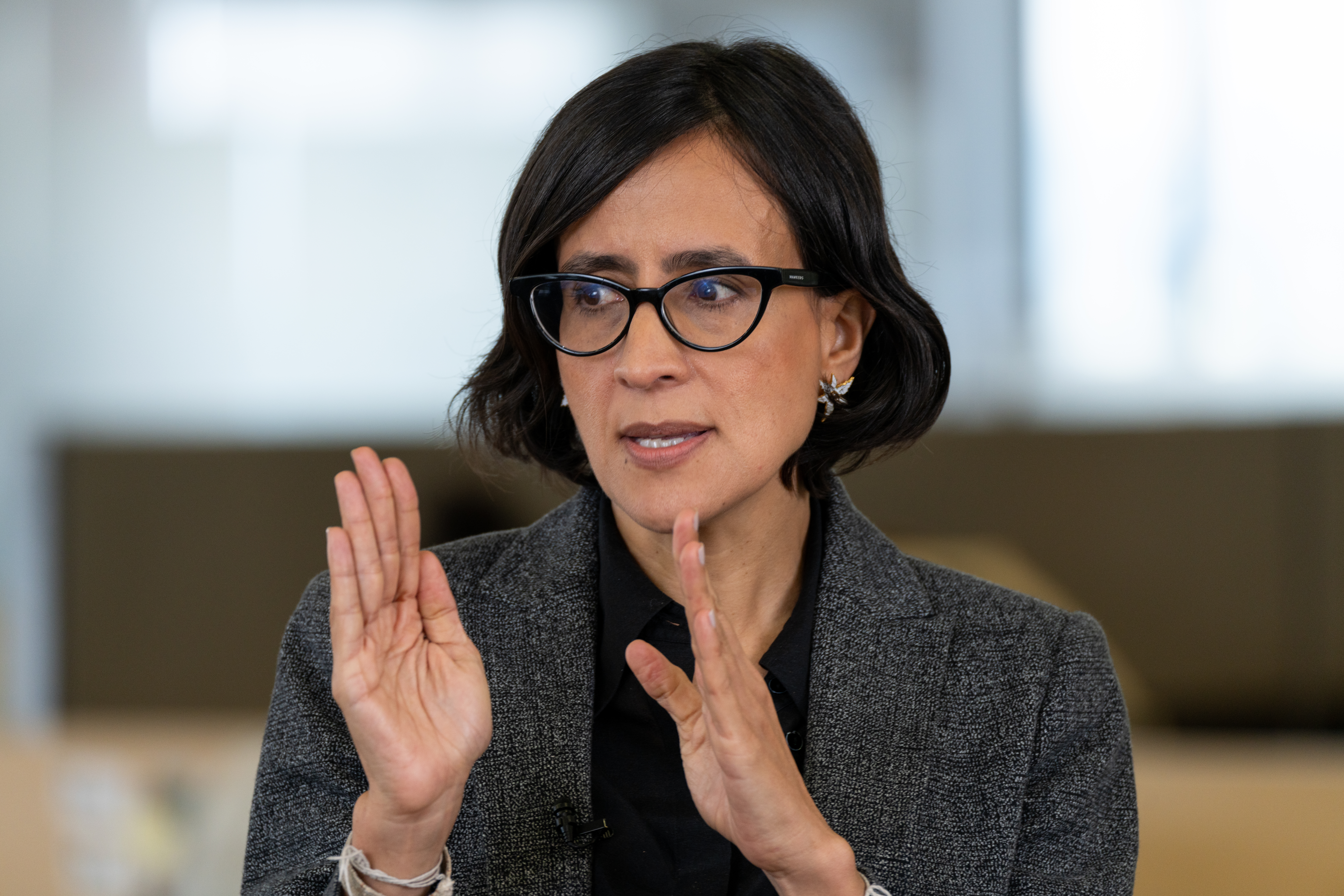 “Como ciudadana seguiré en el debate”, exministra Muhamad en respuesta a Galán