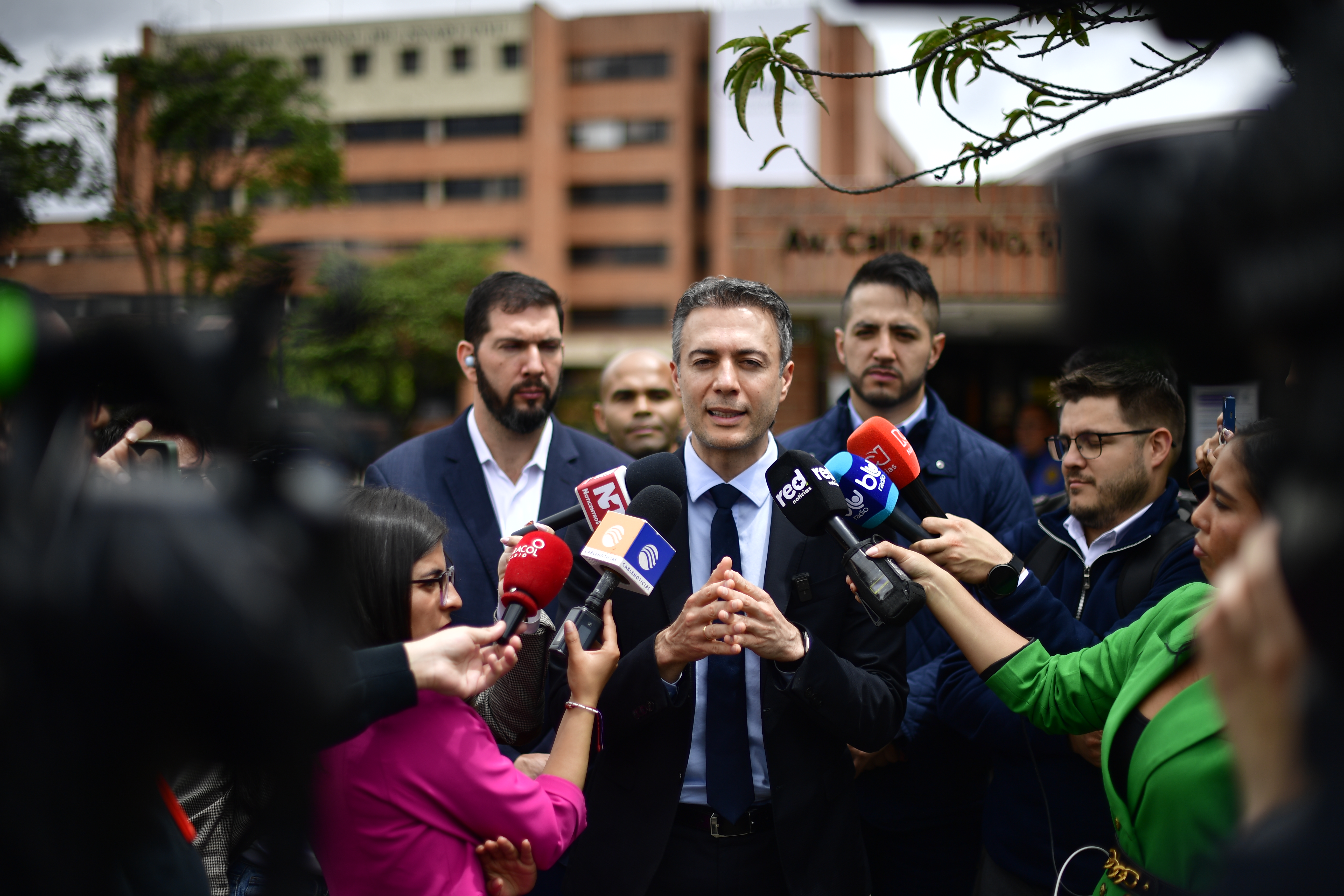 Durante rueda de prensa en la registraduría
