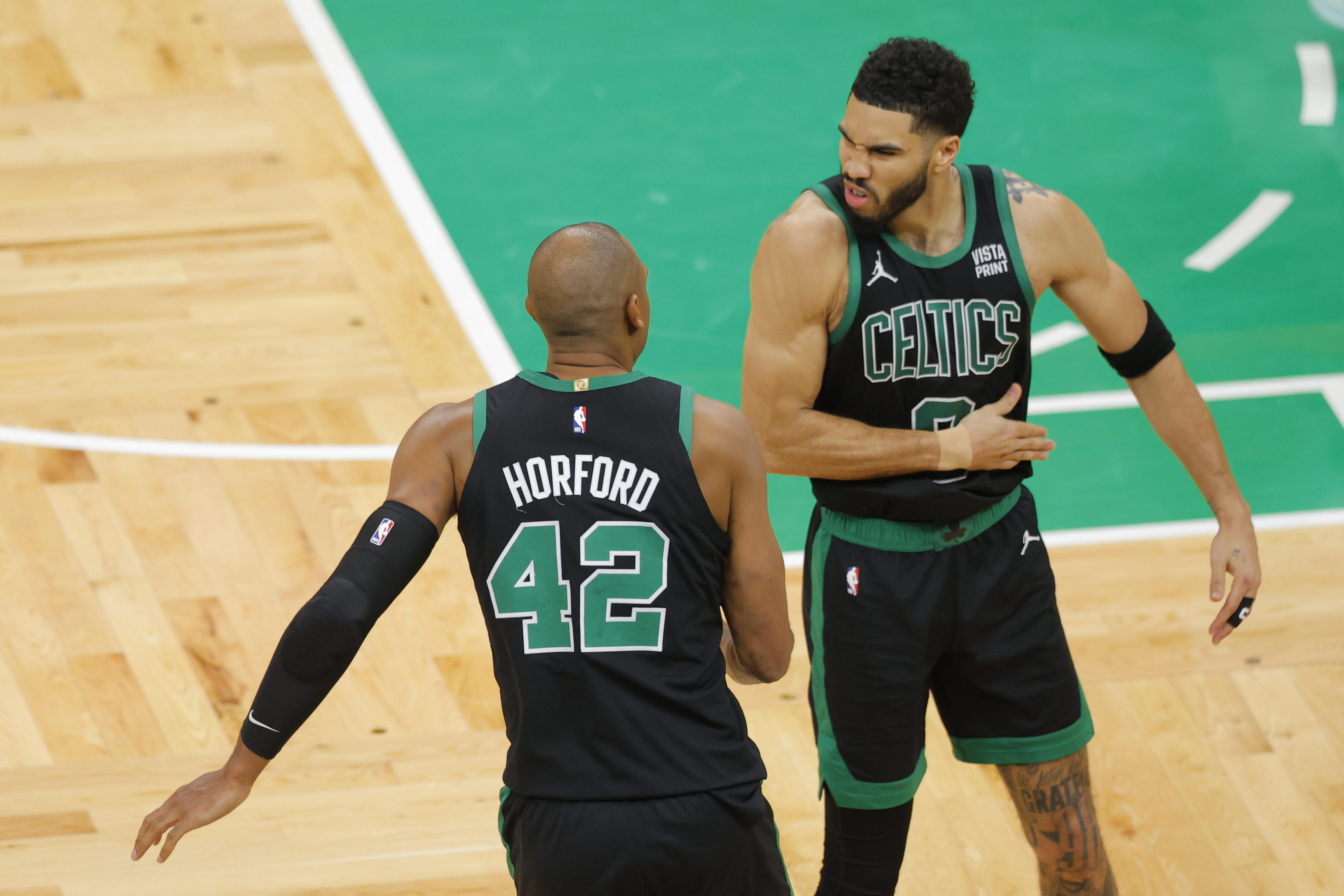 Boston (United States), 15/05/2024.- Boston Celtics center Al Horford (L) and Boston Celtics forward Jayson Tatum (R) celebrate a three point shot by Horford during the second half of the NBA Eastern Conference Semifinal game five between the Boston Celtics and the Cleveland Cavaliers in Boston, Massachusetts, USA, 15 May 2024. The Celtics advance to the NBA Eastern Conference Finals after beating the Cavaliers in the best of seven series 4-1. (Baloncesto) EFE/EPA/CJ GUNTHER SHUTTERSTOCK OUT