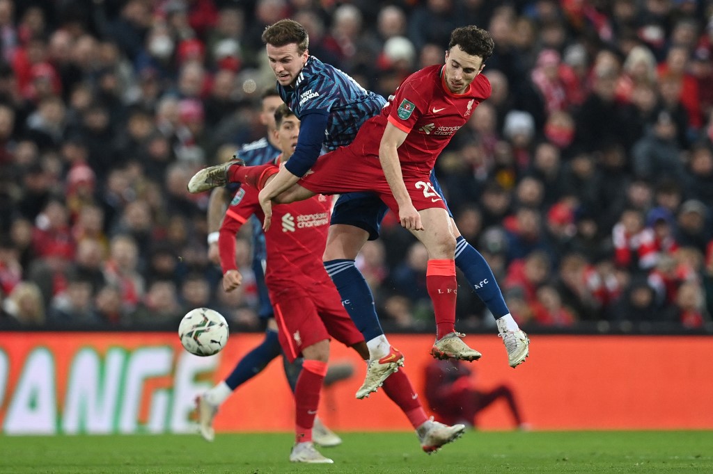 Liverpool, ante un Arsenal con un jugador menos, no pudo sacar ventaja