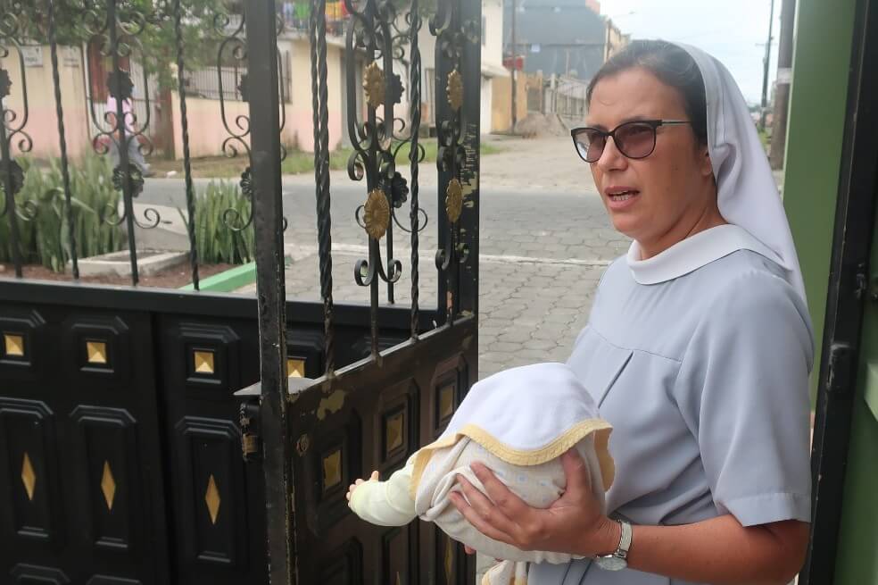 «Cuna de vida», el programa de un grupo de monjas para los bebés abandonados en Ecuador