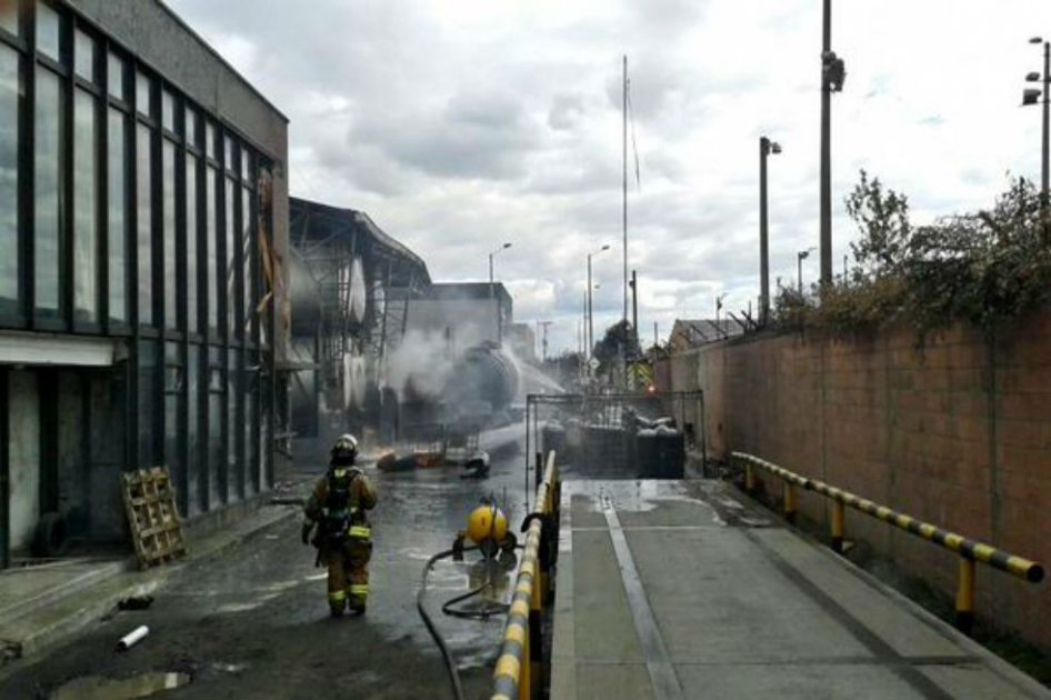 Bomberos de Bogotá atienden incendio cerca del aeropuerto El Dorado