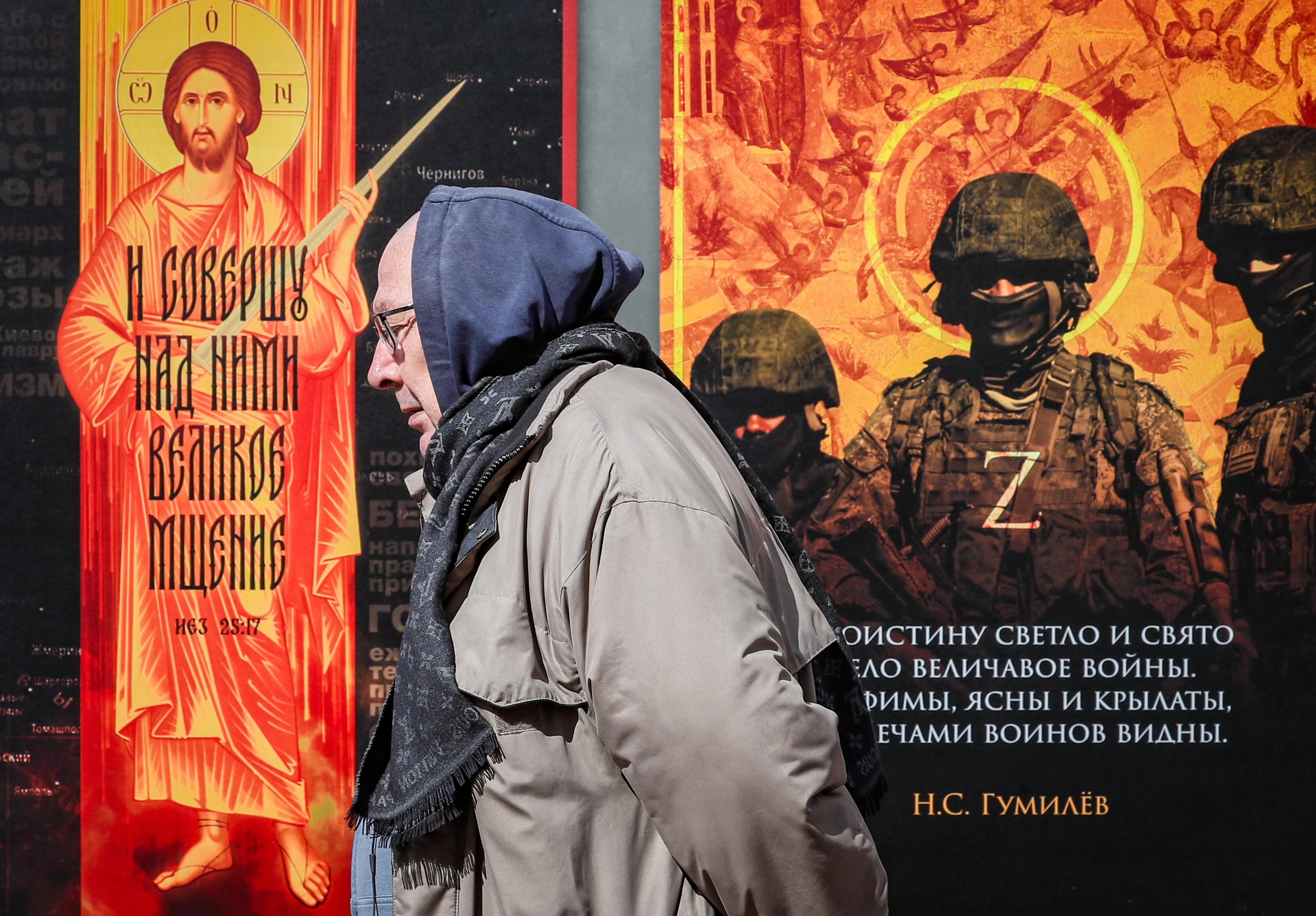 Moscow (Russian Federation), 25/04/2024.- A man walks past an installation with pictures of Russian soldiers during a street exhibition titled 'We bring peace!' in Moscow, Russia, 25 April 2024. The exhibition is organized by Russia's Defence Ministry. (Rusia, Ucrania, Moscú) EFE/EPA/YURI KOCHETKOV
