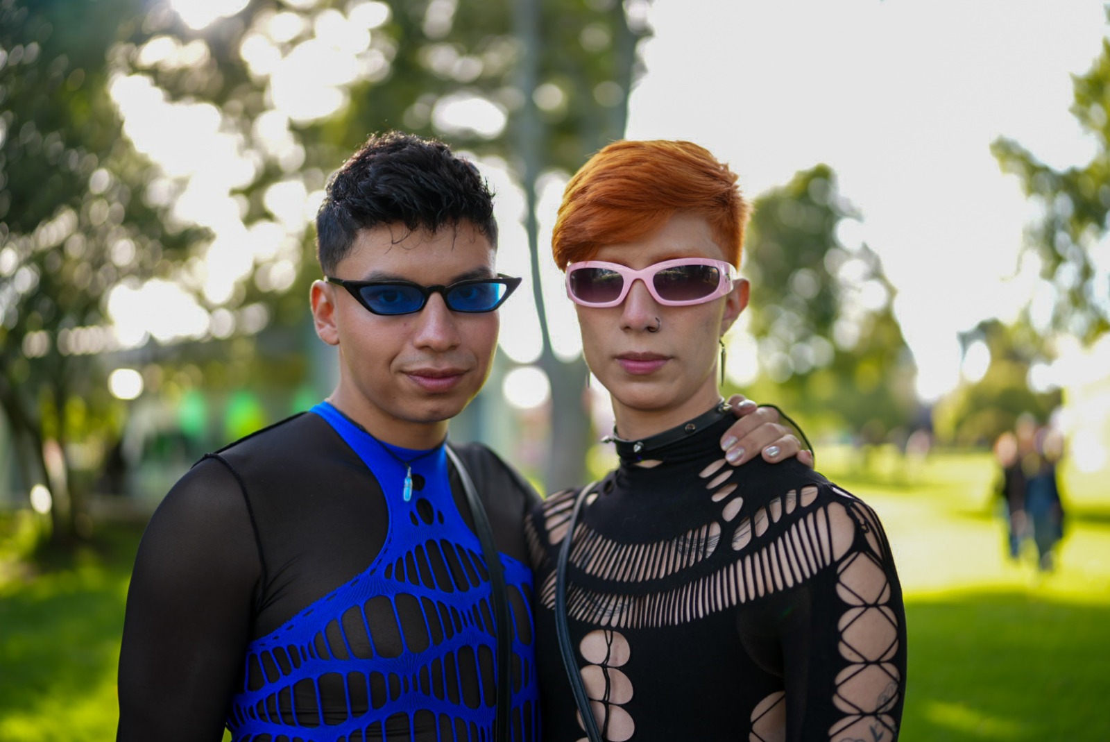 Los festivales musicales también son escenarios para la moda, donde cada asistente encuentra un espacio para romper con la rutina y expresarse a través de la ropa, el maquillaje y los peinados. Estos lugares permiten que tanto artistas como el público celebren la libertad de estilo y la identidad visual. / Antonia Villalba