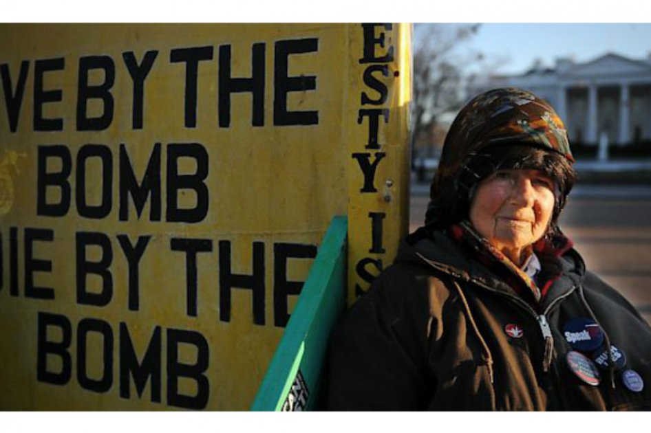 Murió mujer que protestó 35 años frente a la Casa Blanca contra las armas nucleares
