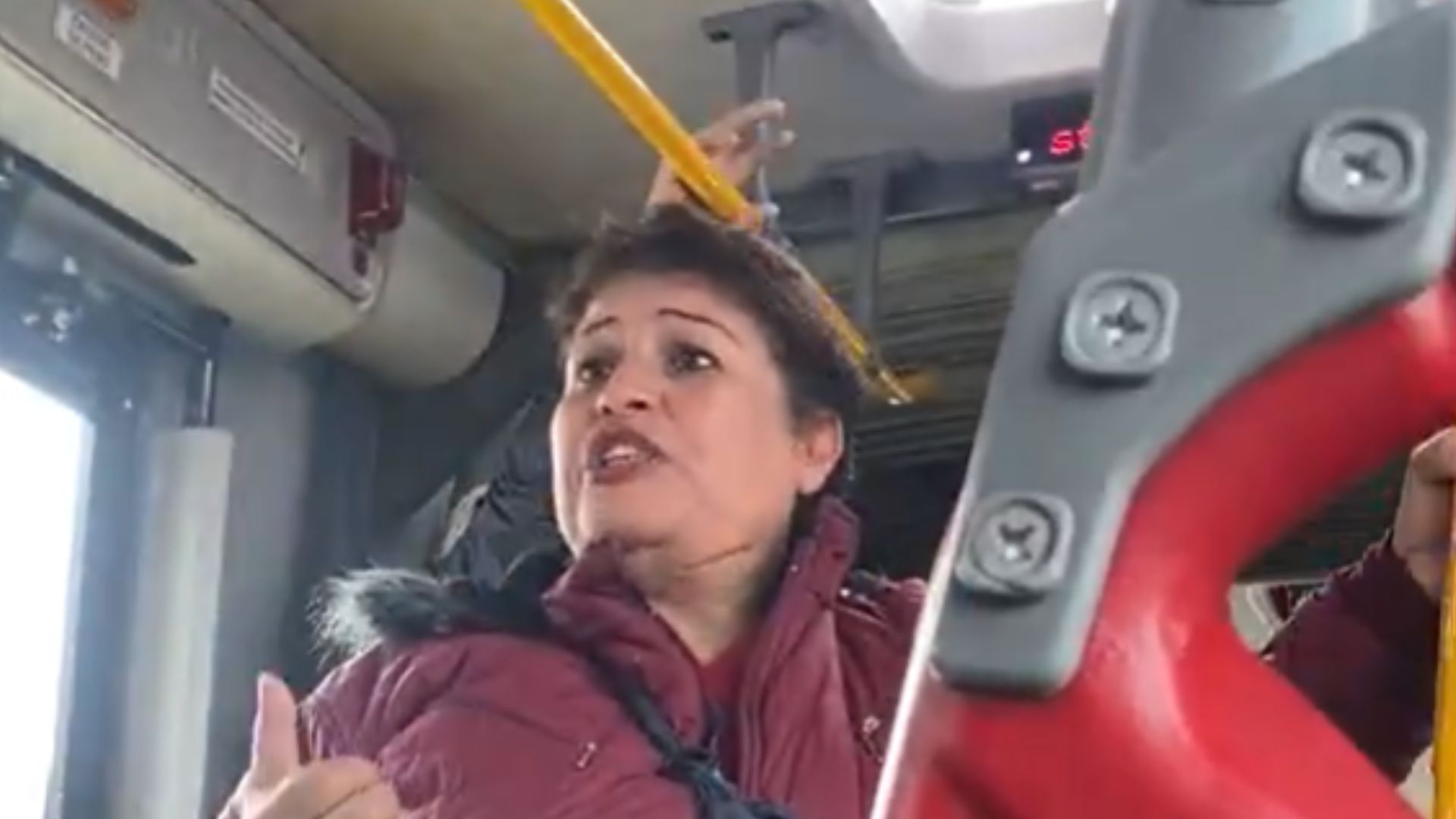 “Canta espectacular”: mujer sorprendió con su voz en Transmilenio