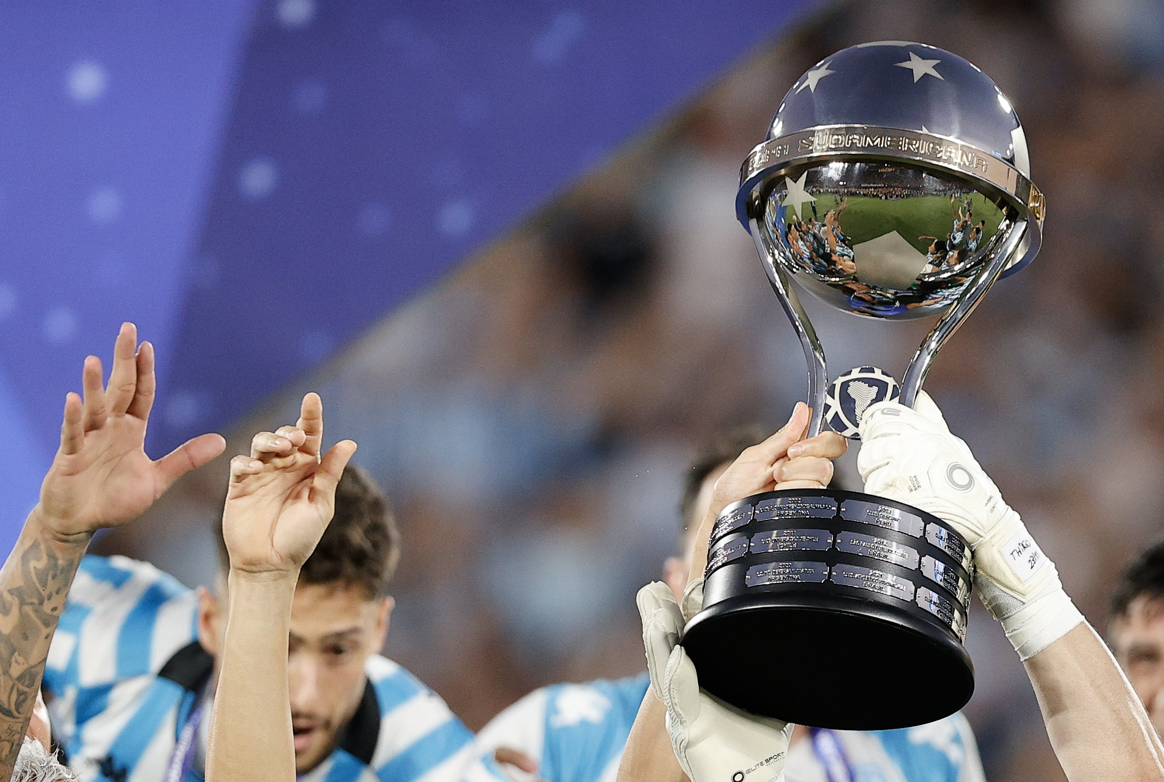 -FOTODELDÍA- AME390. ASUNCIÓN (PARAGUAY), 23/11/2024.- Jugadores de Racing celebran con el trofeo de la Copa Sudamericana tras vencer Cruzeiro este sábado, en el estadio General Pablo Rojas en Asunción (Paraguay). EFE/ Juan Pablo Pino