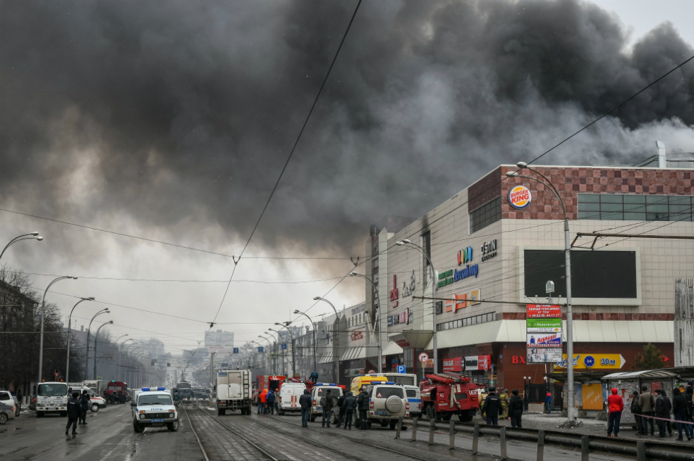 Ascienden a 64 las víctimas mortales por incendio en centro comercial en Rusia