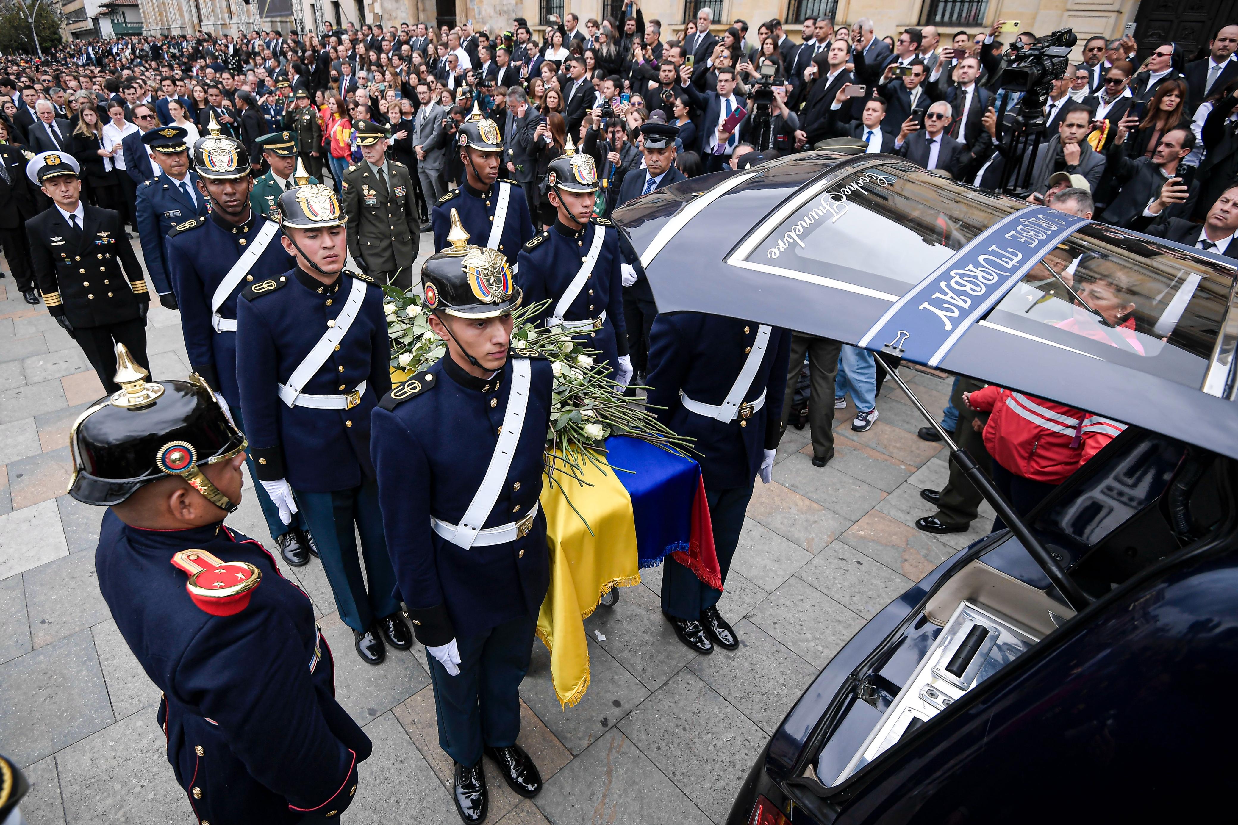 Féretro de Miguel Uribe es ingresado al coche fúnebre para su desplazamiento hasta el Cementerio Central.