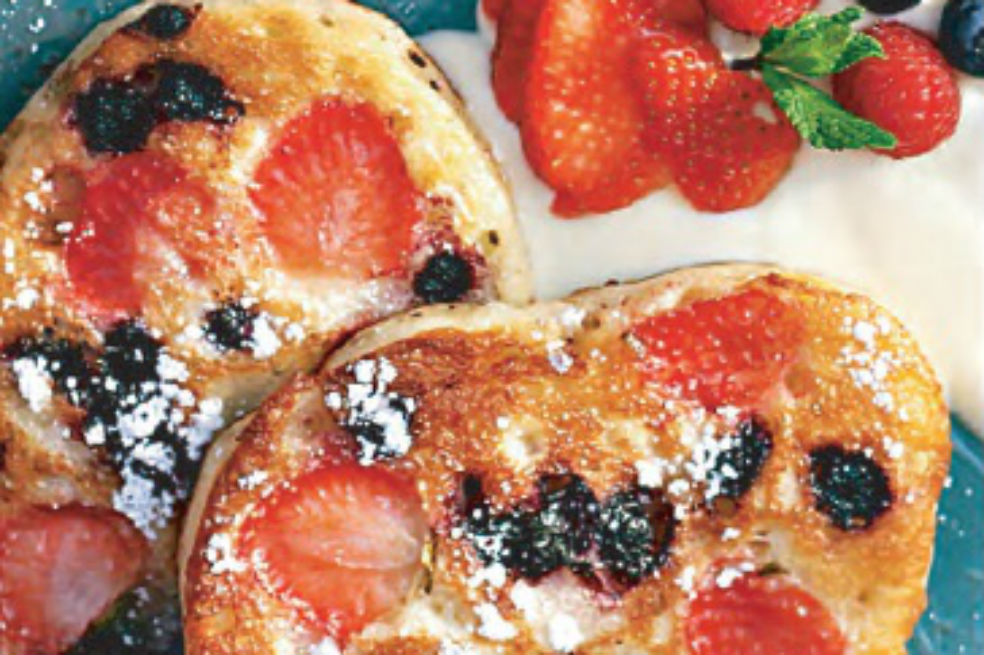 Tostadas de pan sin gluten con mantequilla de almendras y fresas