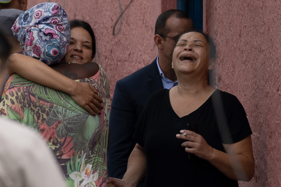 AME6686. SAO PAULO (BRASIL), 27/03/2023.- Silvia Palmieri, madre de uno de los profesores supervivientes (d) llora a las afueras del colegio público donde se ha presentado un ataque con arma punzante hoy, en São Paulo (Brasil). El ataque, que causó la muerte de una profesora de 71 años y heridas a otros cinco miembros del colegio, es un alumno de 13 años que cursa el grado octavo y que fue controlado por la policía, según informa la prensa local. EFE/ Isaac Fontana