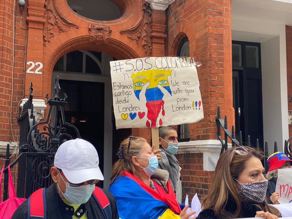 Varias personas se agolparon frente a la sede de la embajada de Colombia en Londres.