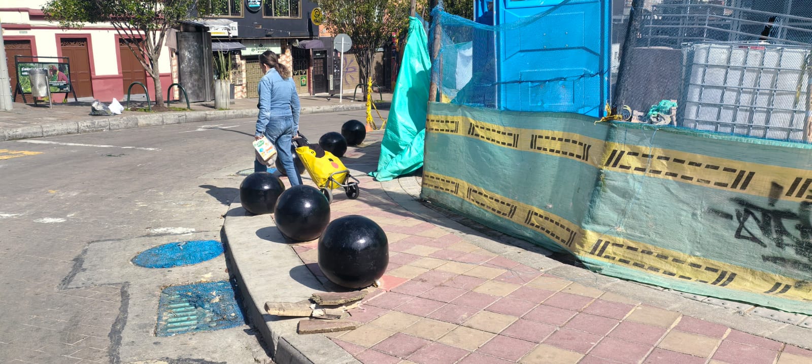 ¿Nuevos bolardos en Bogotá? El nuevo diseño en los andenes de La Candelaria