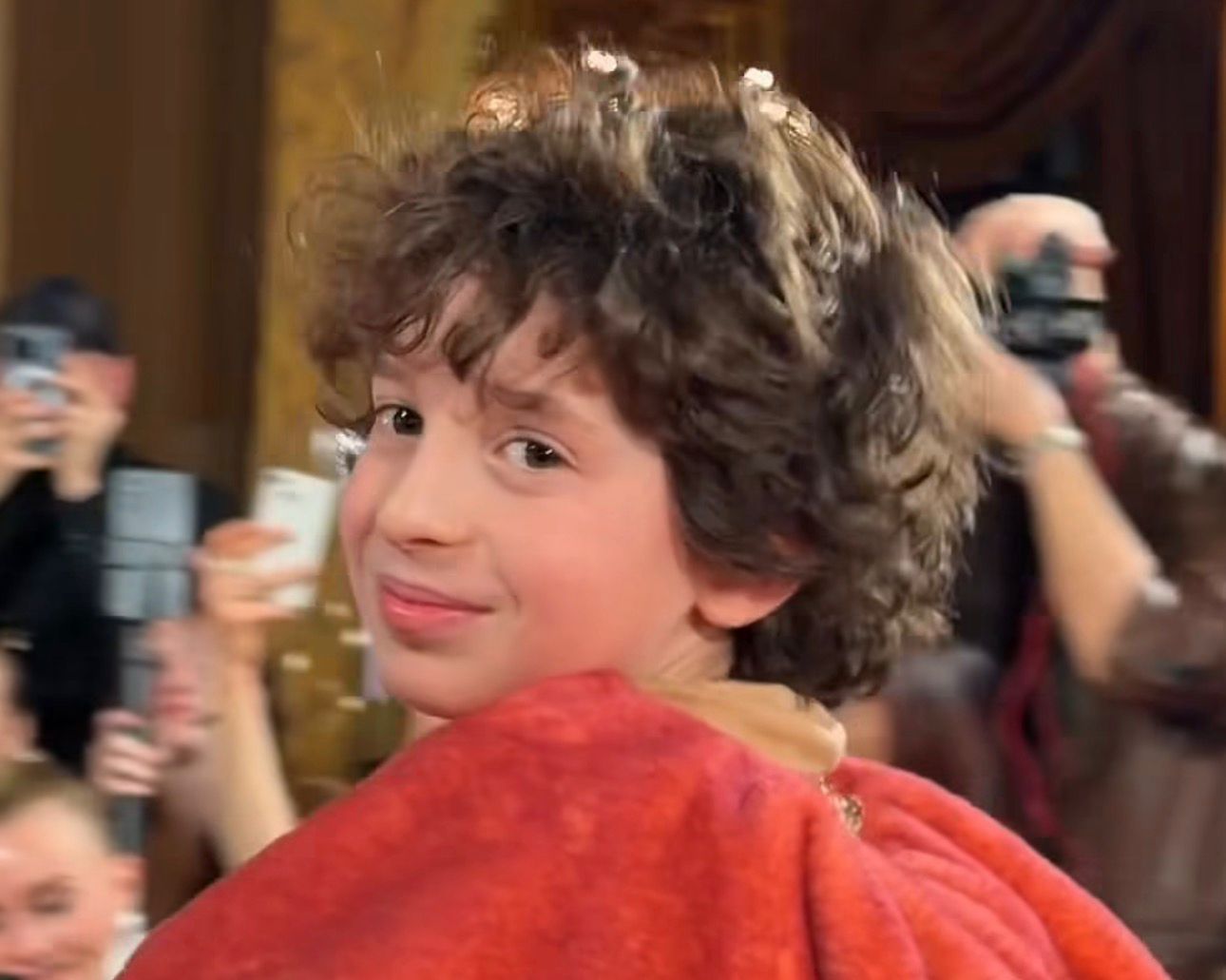 Esta es la historia del niño diseñador que triunfa en las pasarelas de París