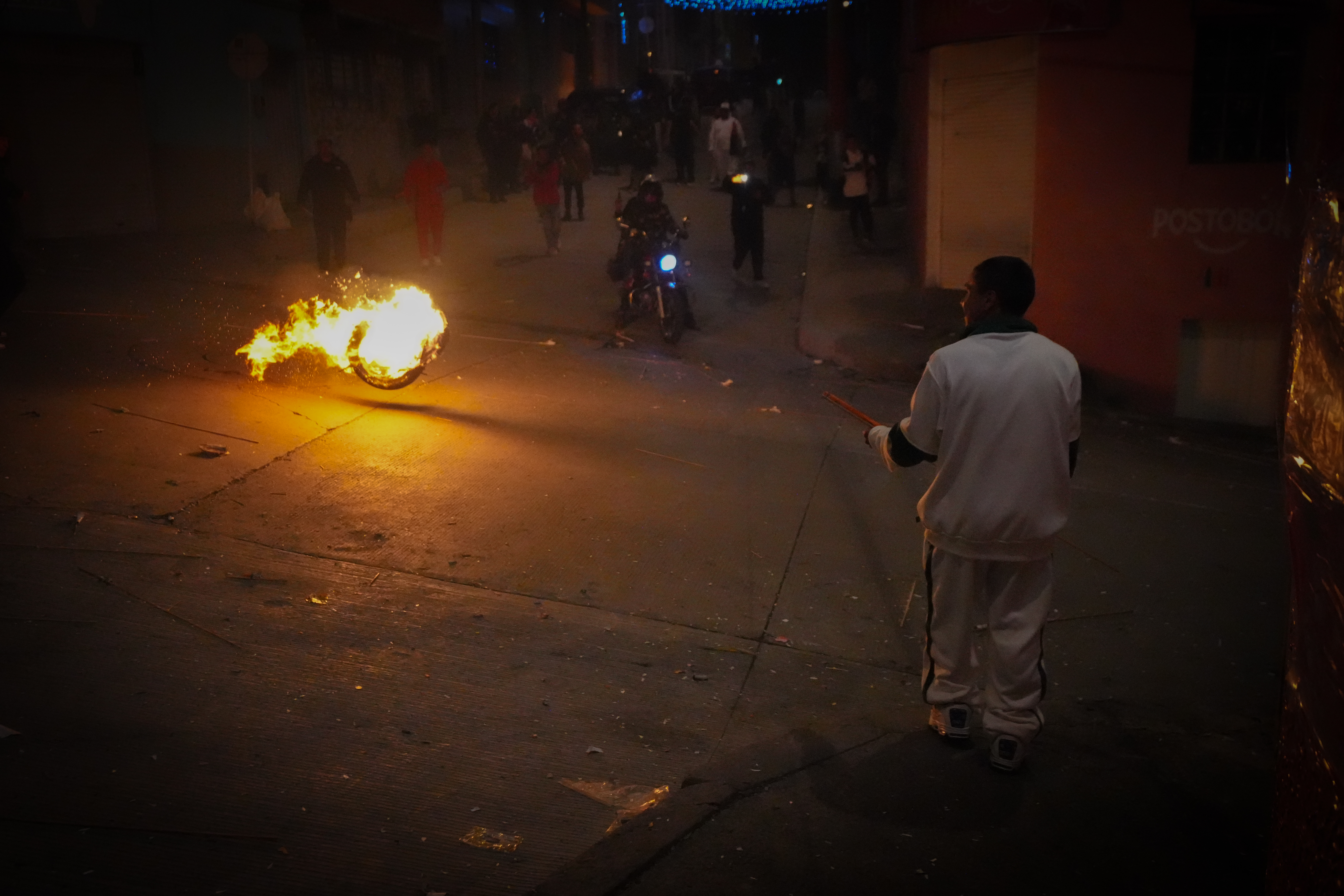 Llantas bañadas en gasolina y prendidas en fuego, son lanzadas desde la parte alta de la calle 32.