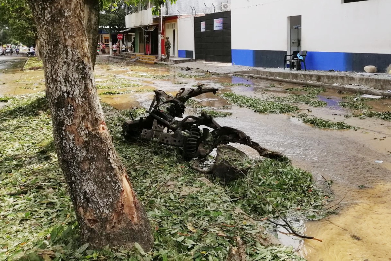 Según algunas versiones, el Frente 28 de las disidencias de las Farc dio la orden de “atacar con contundencia tanto a las Fuerzas Militares, como a la Policía”. Asimismo, las disidencias declararon la guerra al Ejército de Liberación Nacional (Eln) “no solamente en su brazo armado, sino en su brazo político”.