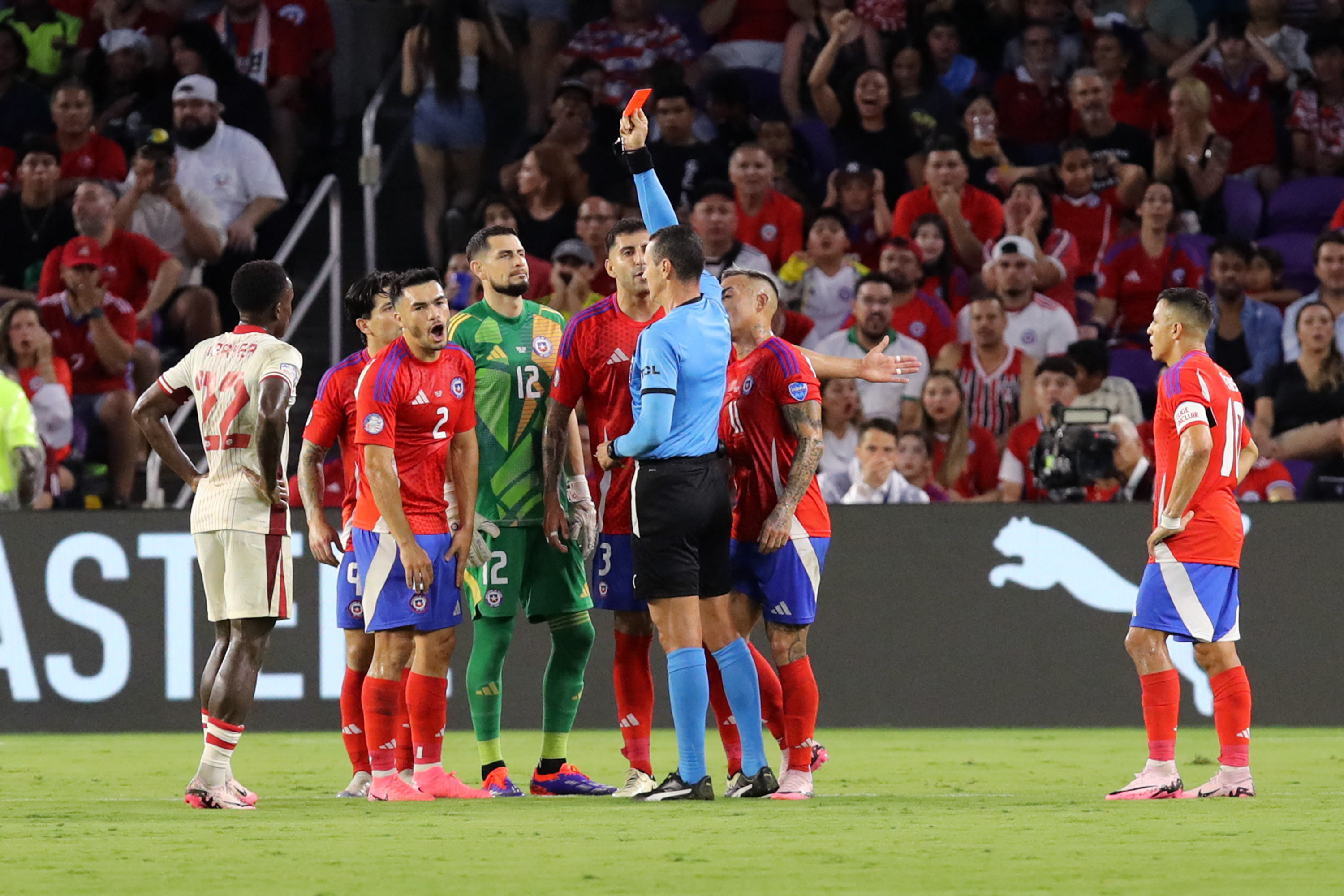 Wilmar Roldán es fuertemente criticado tras el arbitraje en el partido Canadá vs. Chile