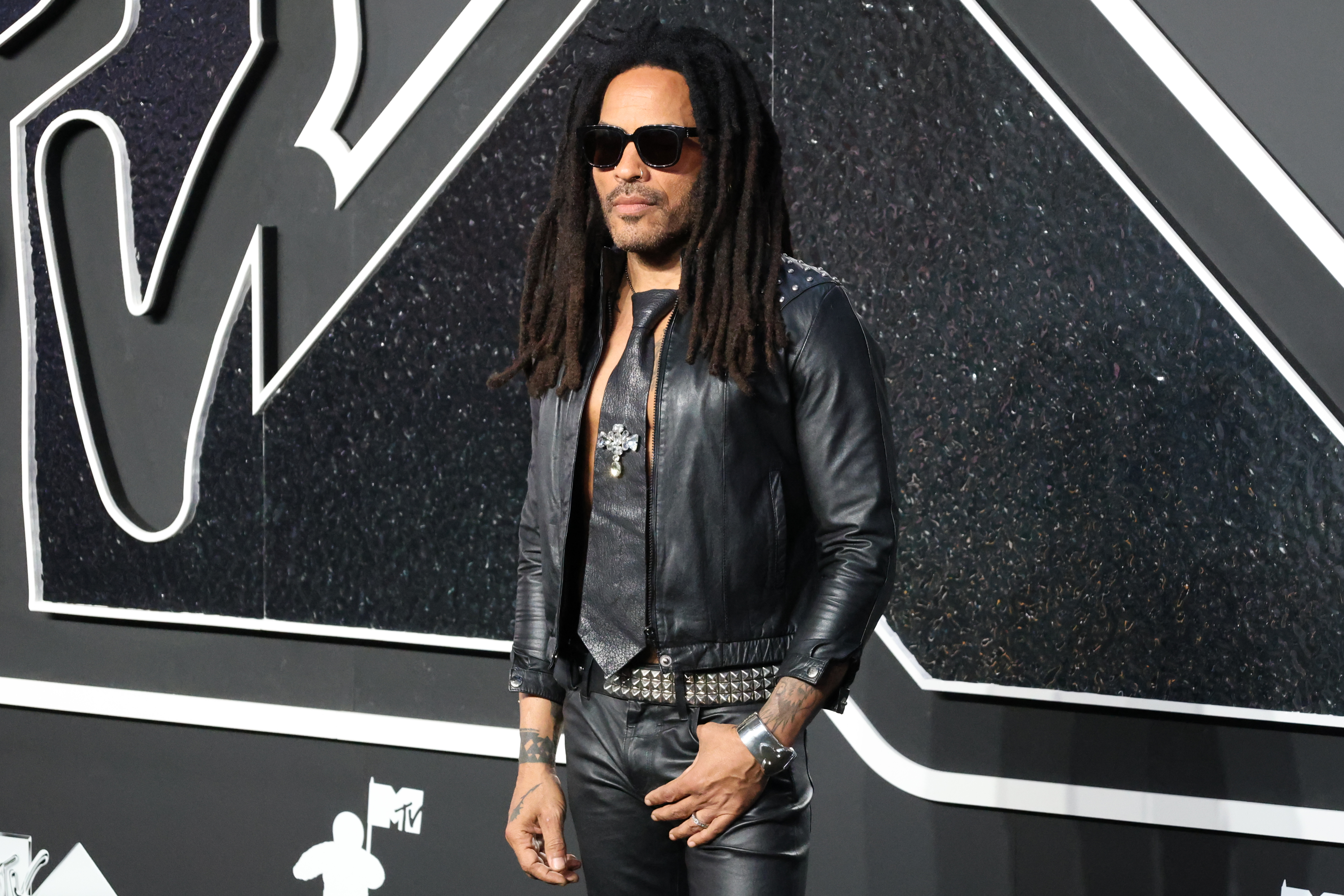 AME8404. NUEVA YORK (ESTADOS UNIDOS), 11/09/2024.- El cantante Lenny Kravitz posa durante la alfombra roja de los MTV Video Music Awards 2024 en el UBS Arena este miércoles, en Nueva York (Estados Unidos). EFE/ Octavio Guzmán
