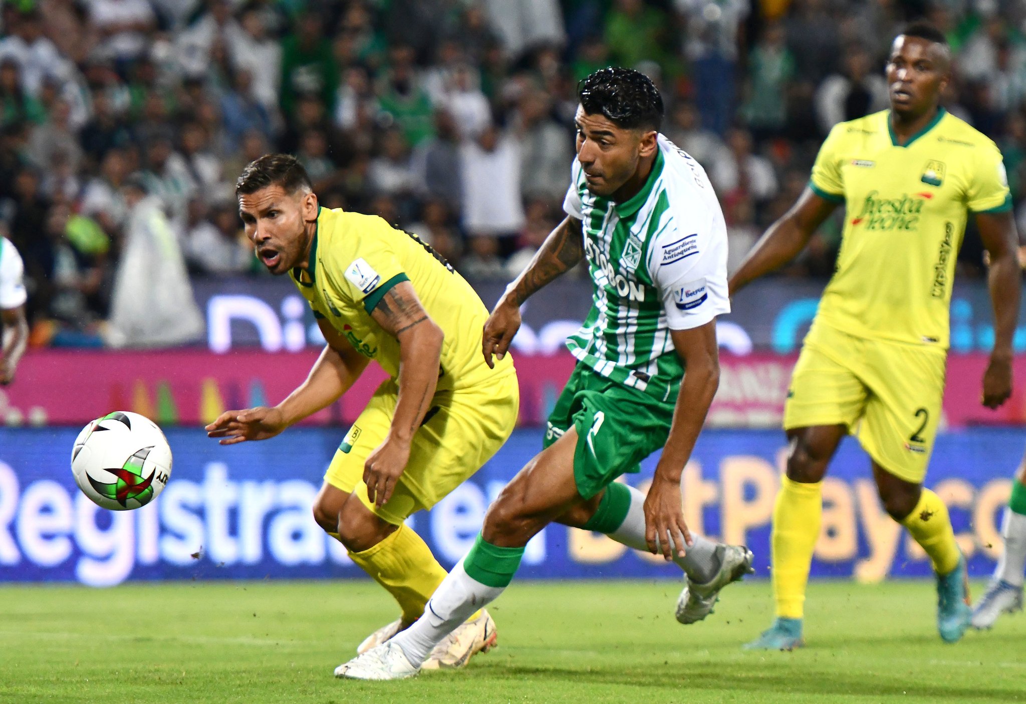 Nacional goleó a Bucaramanga y se metió en la pelea por llegar a la final