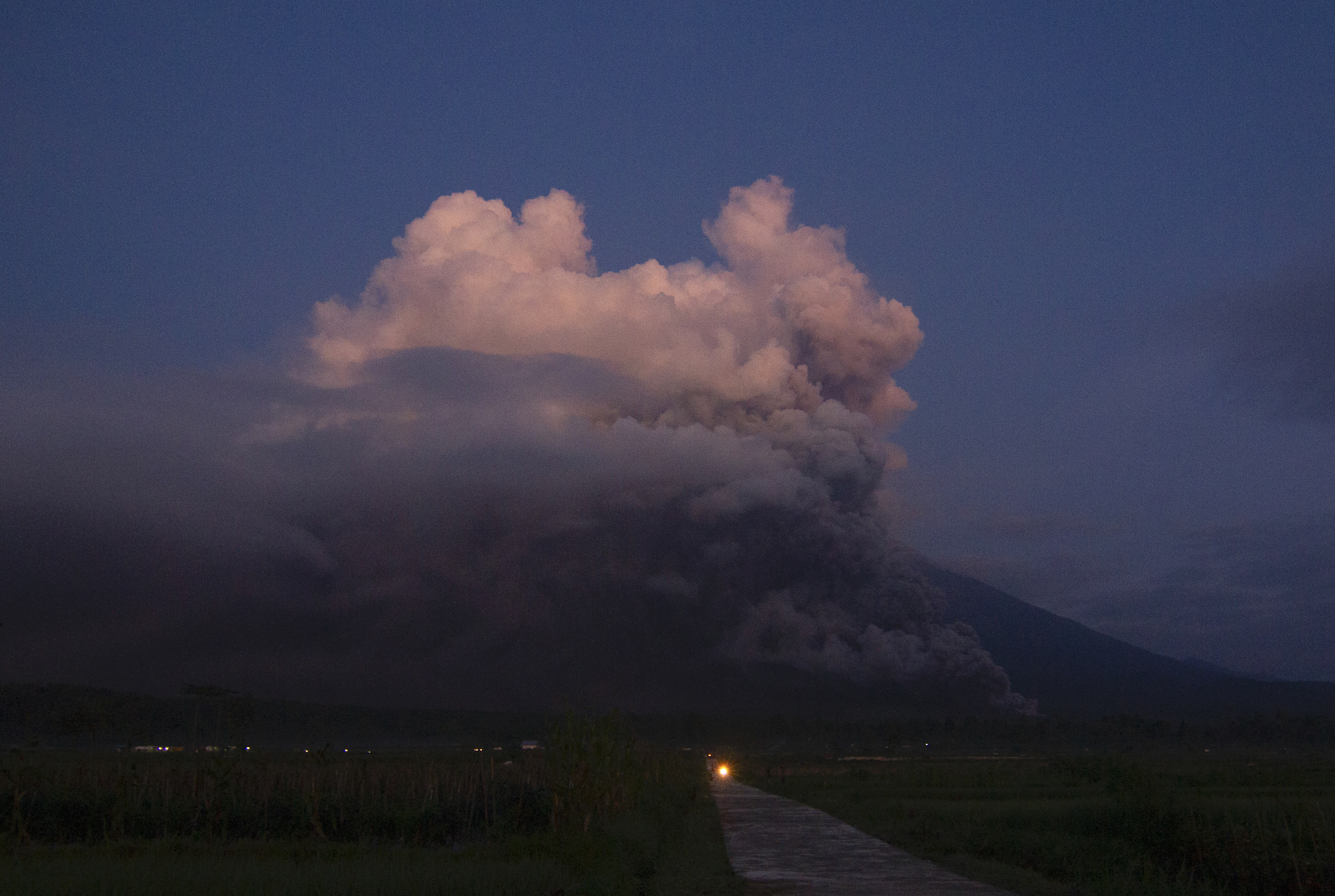 Evacuaron 2.000 personas por la erupción del volcán Monte Semeru en Indonesia
