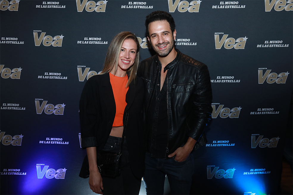 ARELYS HENAO CON PERSONAJES DE LA NOVELA