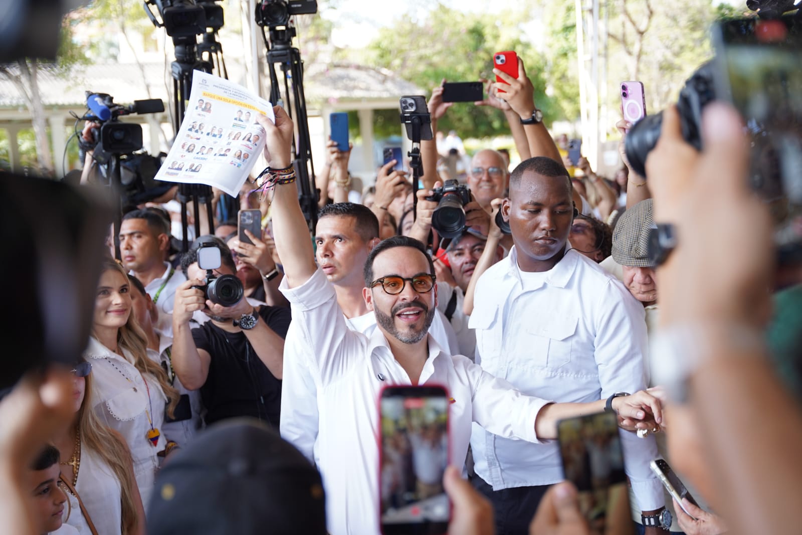 El candidato presidencial Abelardo de la Espriella ya votó en Barranquilla.