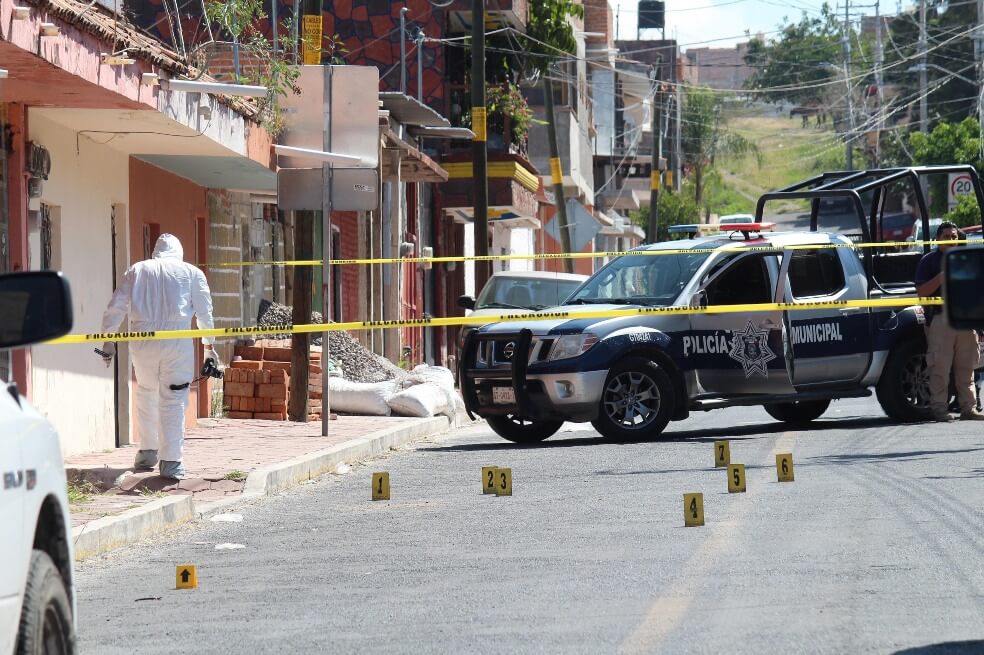 Hallan cuatro cadáveres colgando de un puente en México