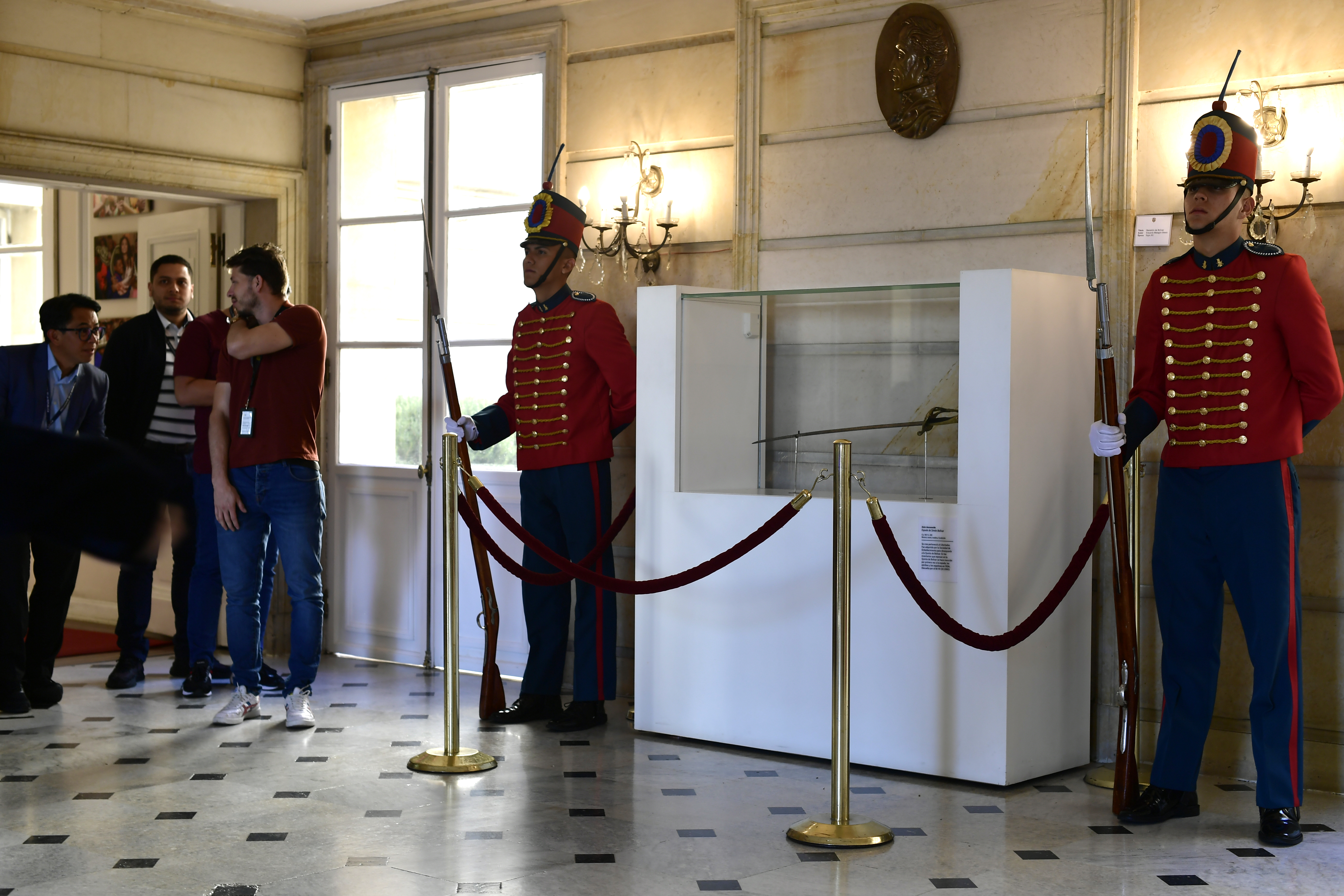 Espada de Bolívar expuesta en la entrada de la Casa de Nariño.