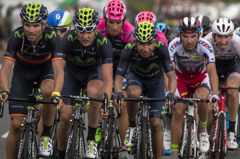 Nairo Quintana y el equipo Movistar intentando cazar al grupo de Alberto Contador, Rigoberto Urán y Chris Froome, durante la segunda etapa. Foto: AFP