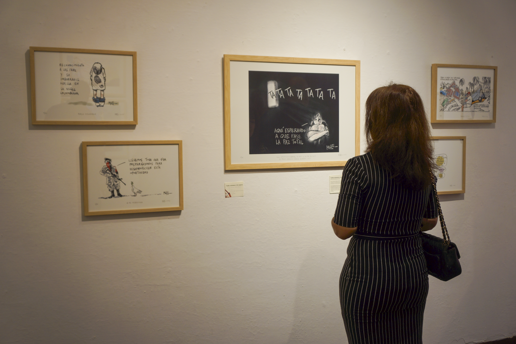 Las obras en formato Giclée presentan una selección de caricaturas publicadas en El Espectador durante 2024 y 2025.