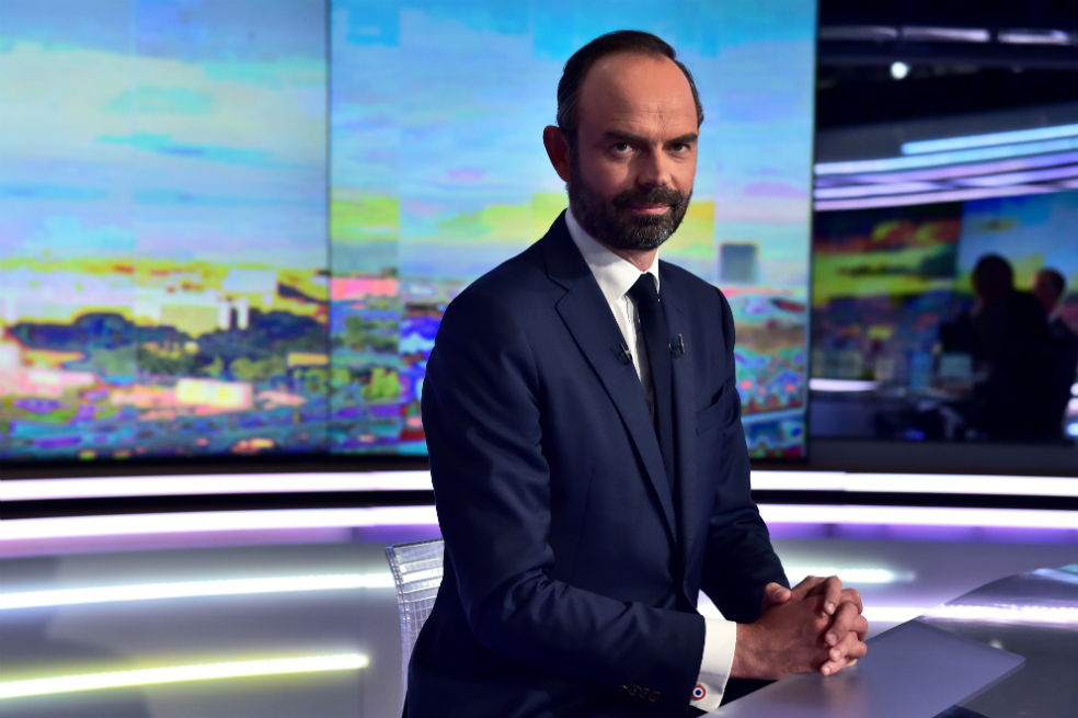 Macron nombra como primer ministro a un diputado de centro derecha
