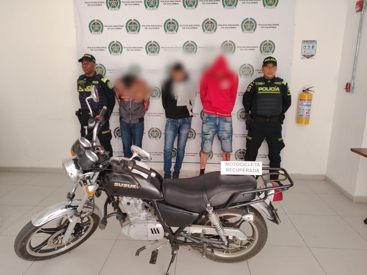 Capturan a delincuentes que robaron motocicleta y luego extorsionaron a la víctima