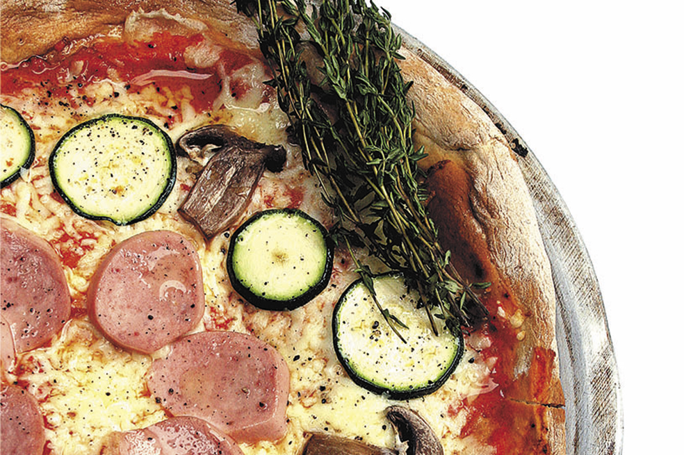 Cómo hacer pizza con salsa de pimentón, tomate y tomillo con salchicha de ternera