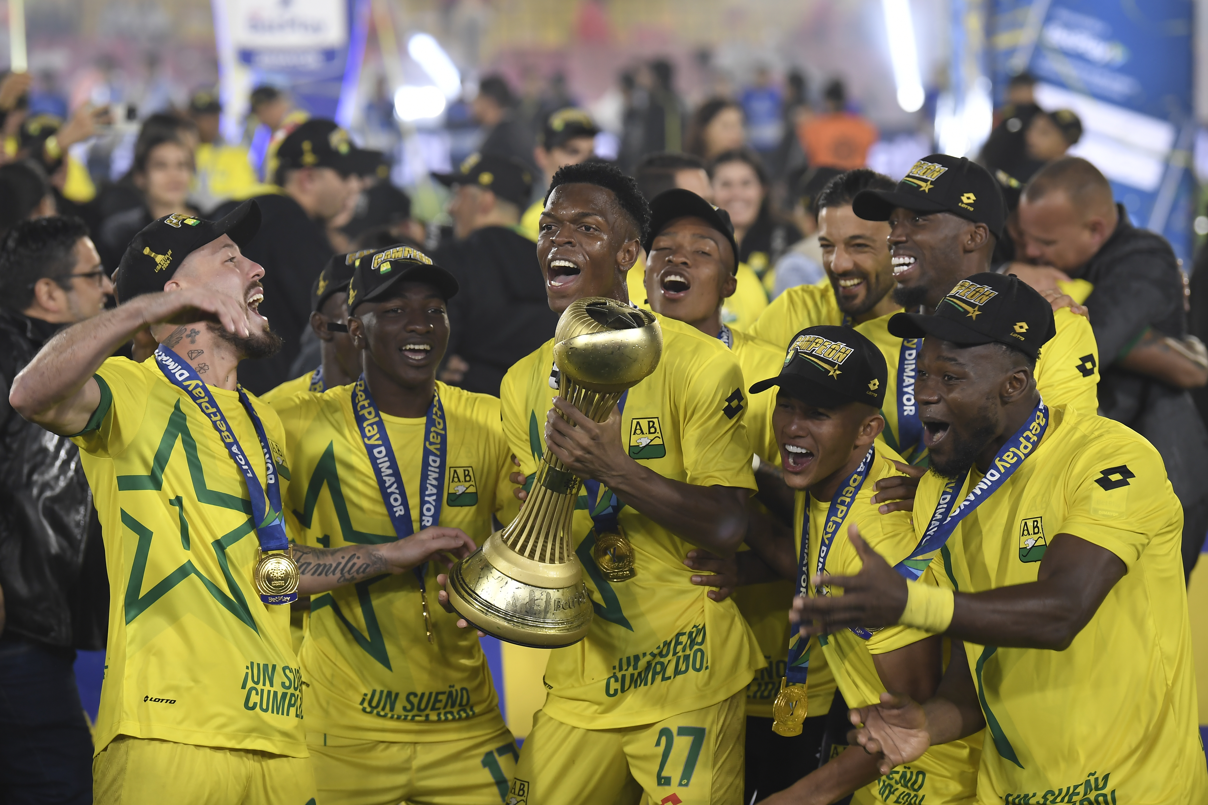 Formación y celebración de los jugadores del Bucaramanga al quedar campeón de la Liga BetPlay 2024-I, luego de vencer a Santa Fe en el partido de vuelta.