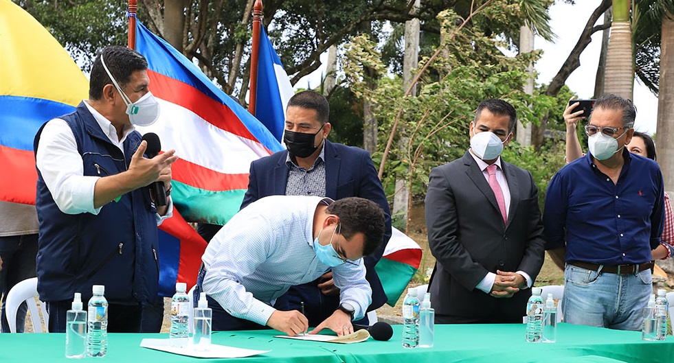 Entrega de la propiedad del lote donde se ubicaba el Club San Fernando