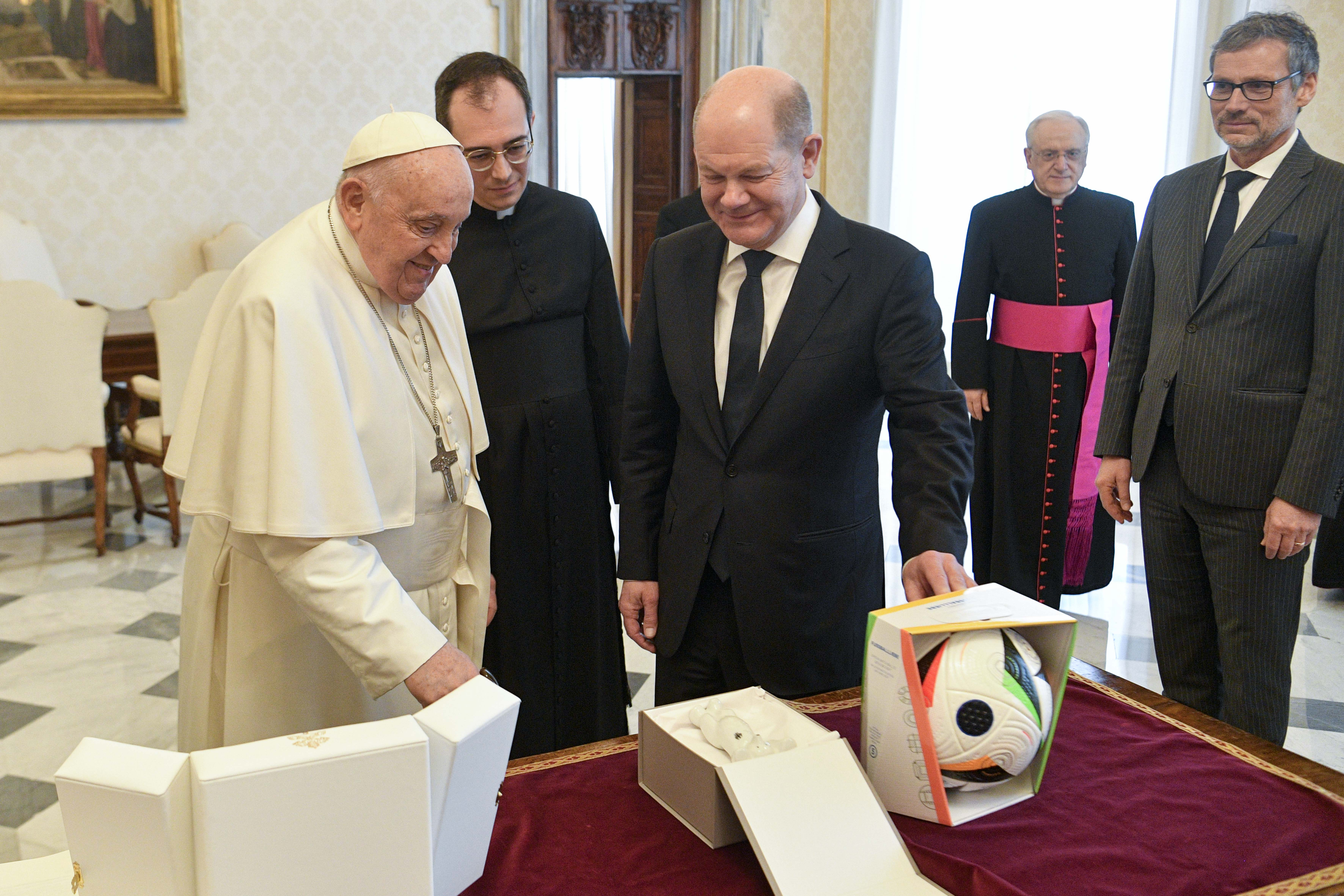 El papa Francisco, a pesar de su bronquitis, se reunió con Scholz, canciller alemán