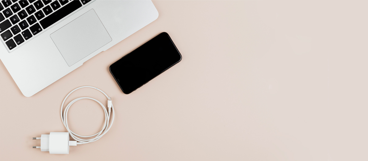 5 riesgos que corres al recargar el celular en sitios públicos