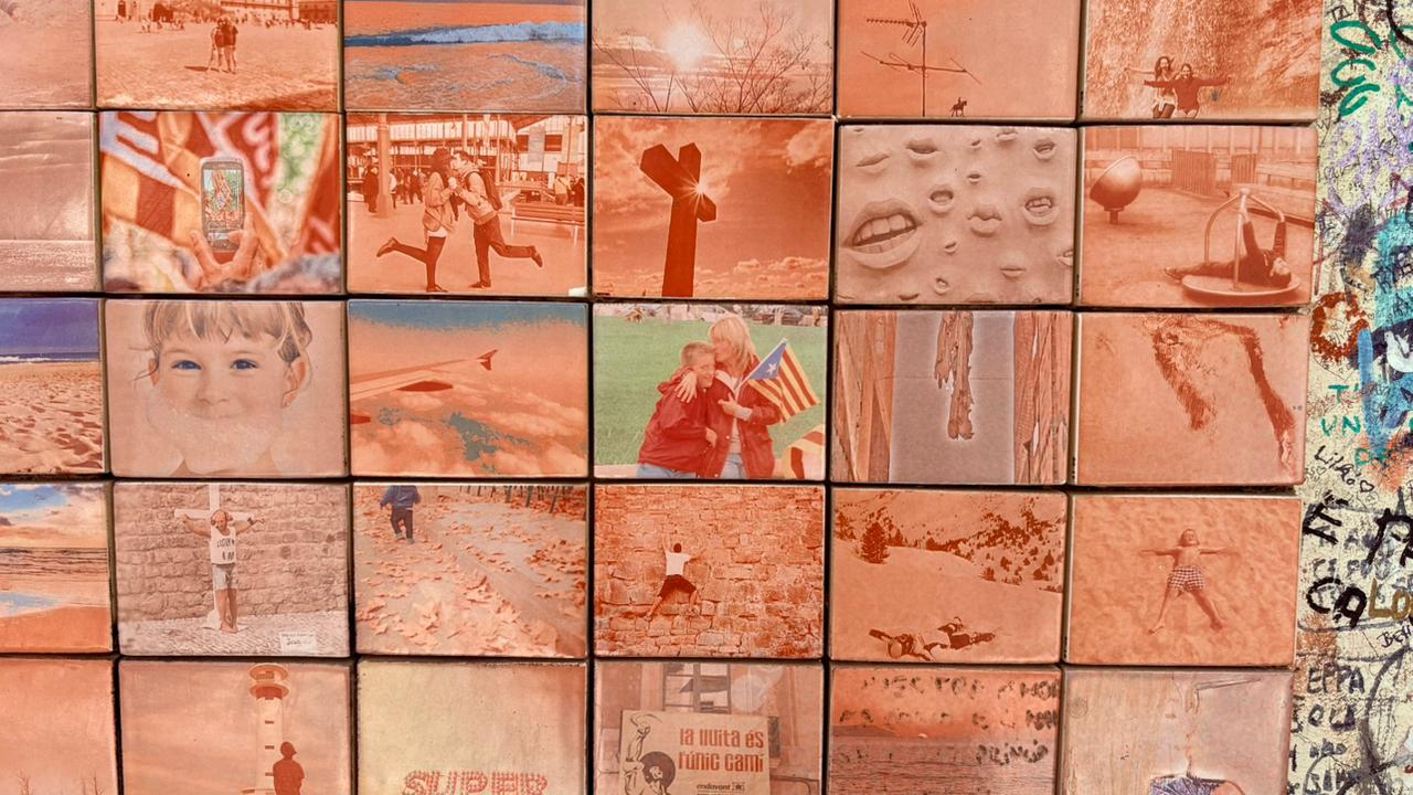 El Mural del Beso se encuentra en la plaza de Isidre Nonell, en pleno Barrio Gótico de Barcelona.