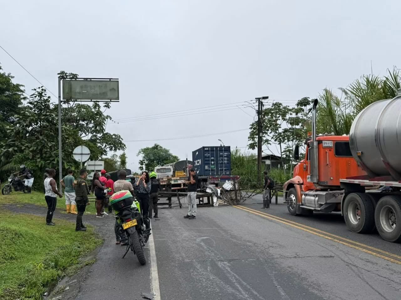 Siguen los bloqueos en la vía a Buenaventura; alertan aumento de costos del transporte