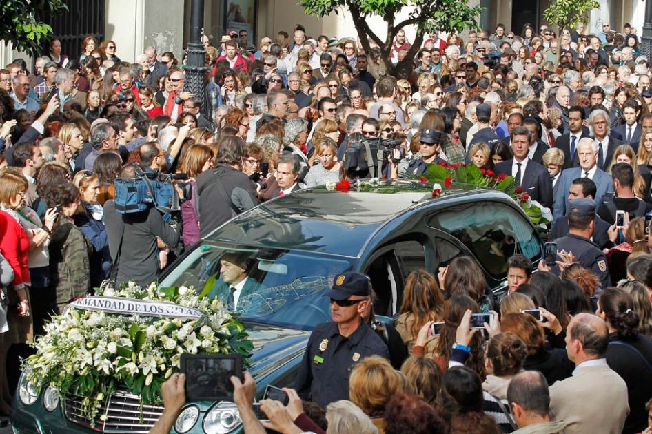 El carro fúnebre que lleva el féretro con los restos mortales de Cayetana Fitz-James Stuart y Silva, XVIII duquesa de Alba.