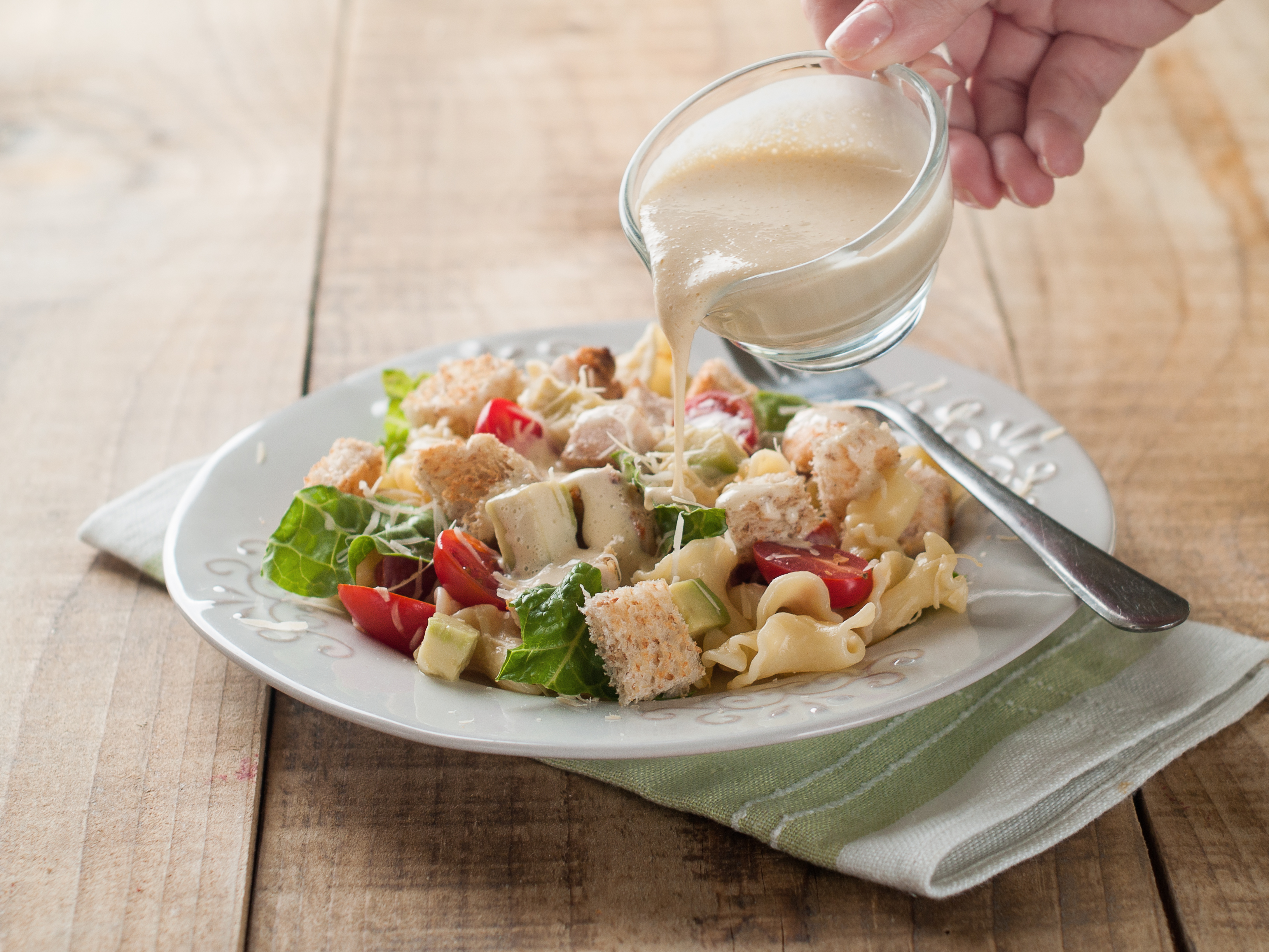 Así se prepara una ensalada de pasta con pollo