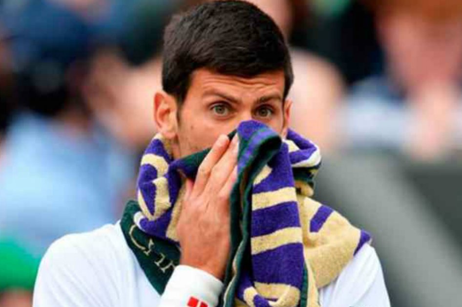 Novak Djokovic con una de las toallas de Wimbledon. / AFP
