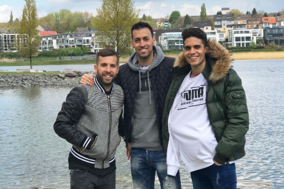 La grata sorpresa que recibió Marc Bartra de dos excompañeros