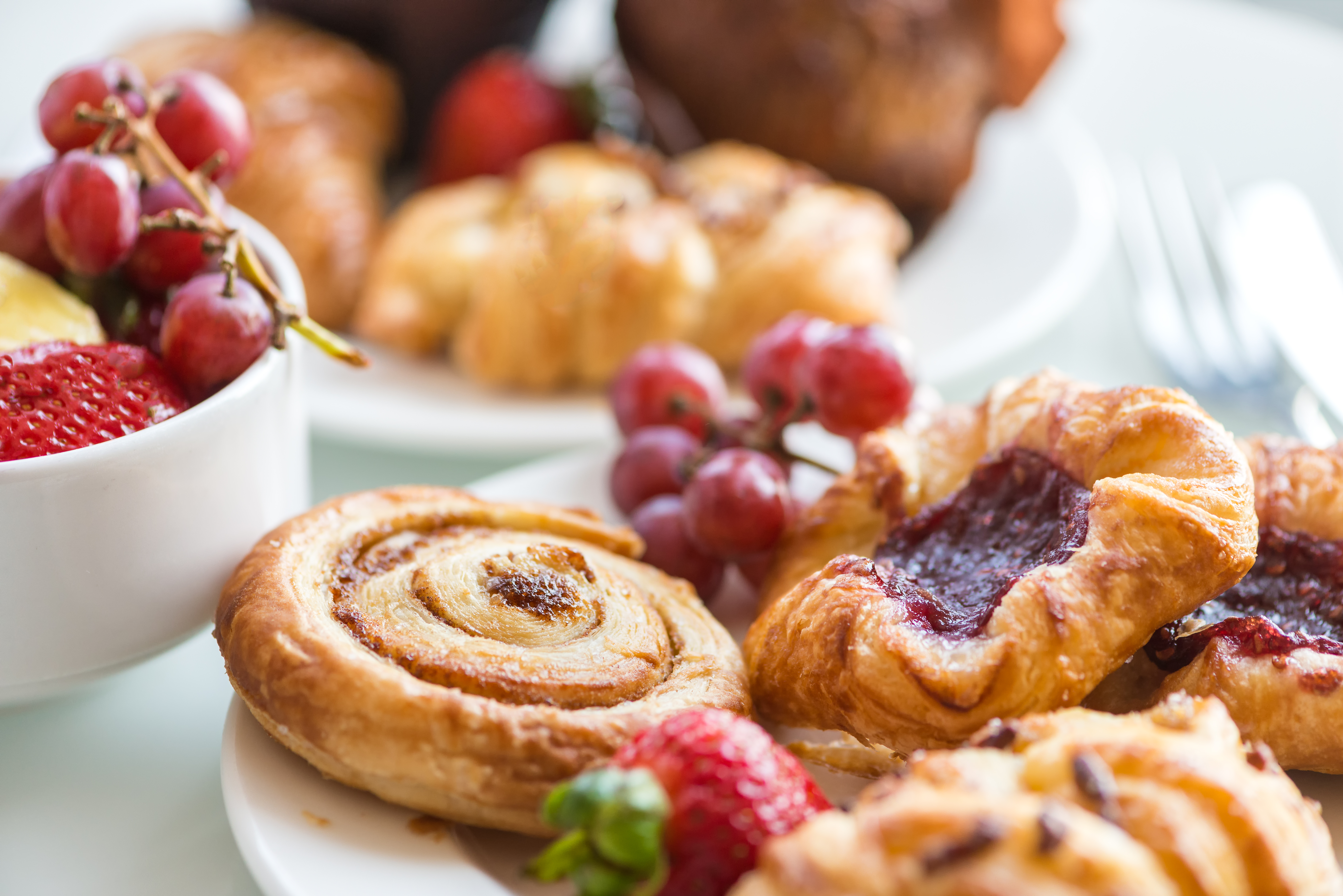Atrévete a preparar cinnamon rolls de frutos rojos