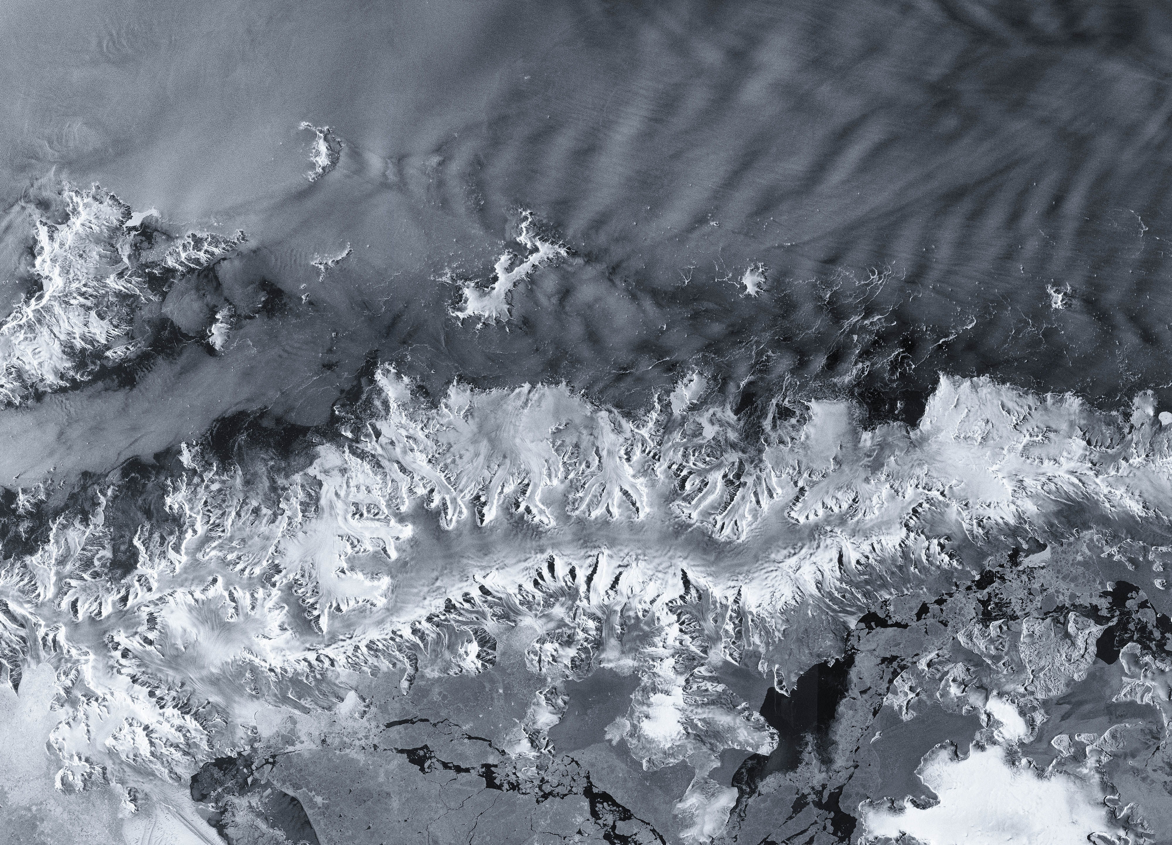 Esta imagen, en blanco y negro, muestra el contraste entre el océano y el paisaje helado de la península. El blanco y negro representa la intensidad de las señales de radar que se reflejan en la superficie terrestre, conocida como "retrodispersión". Superficies como el hielo y la nieve reflejan señales de radar más intensas, representadas por píxeles más brillantes en la imagen. Los píxeles más oscuros indican una retrodispersión de menor intensidad, que se crea cuando la señal de radar se refleja en una superficie especular; en este caso, la superficie del Océano Antártico. /Agencia Especial Europea.