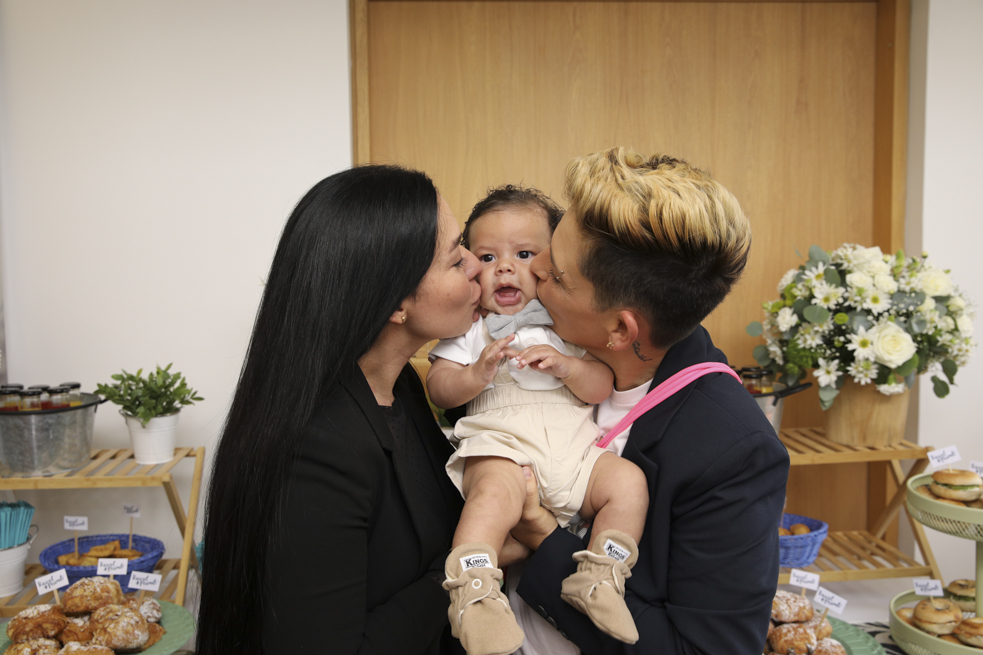 Kelly Barrios y Camila Chaín con su hijo Tobías