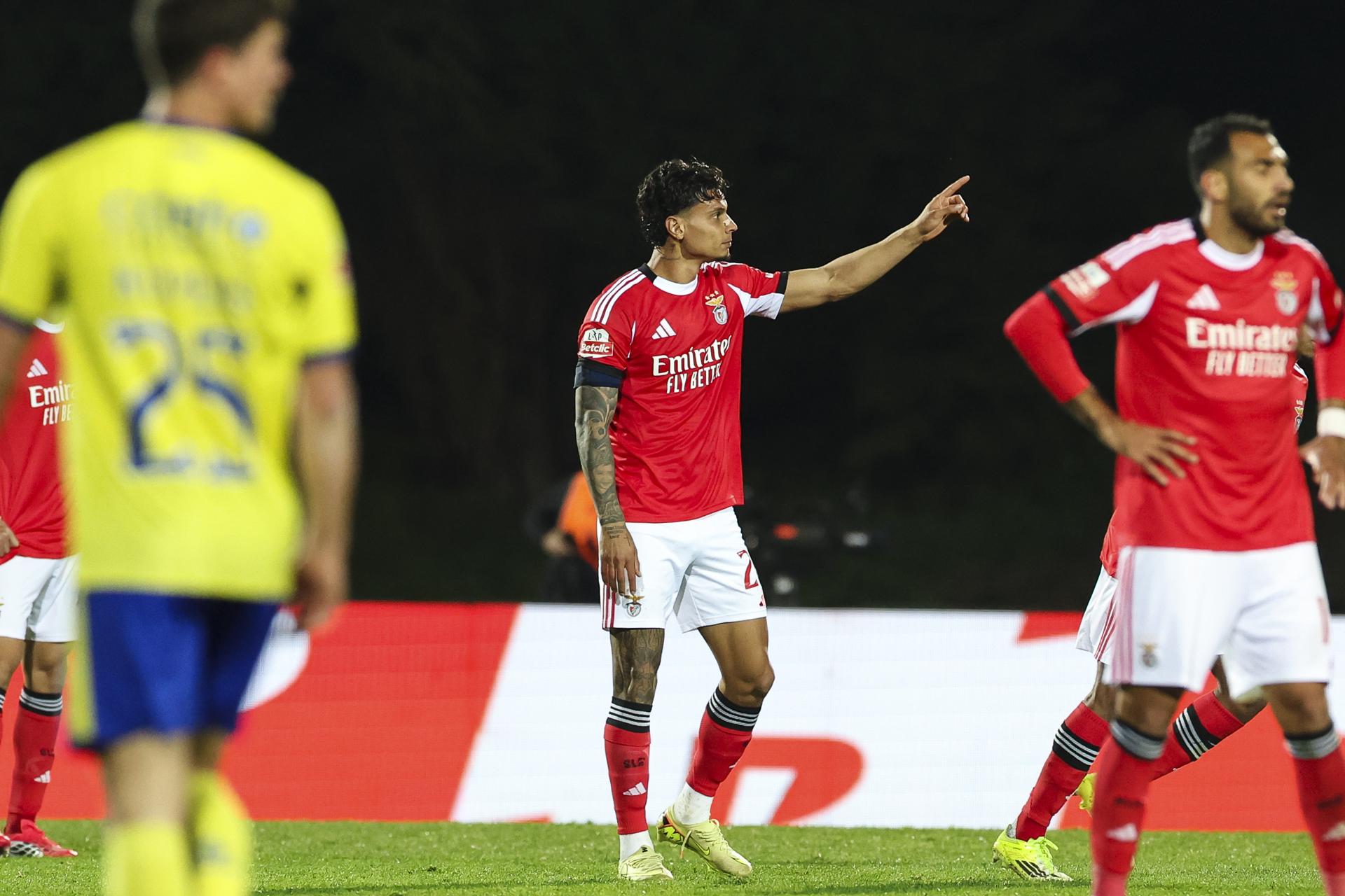 Arouca (Portugal), 14/03/2026.- Benfica's Richard Rios (C) celebrates scoring the 1-1 goal during the Portuguese First League soccer match between Arouca and Benfica, in Arouca, Portugal, 14 March 2026. EFE/EPA/PAULO NOVAIS