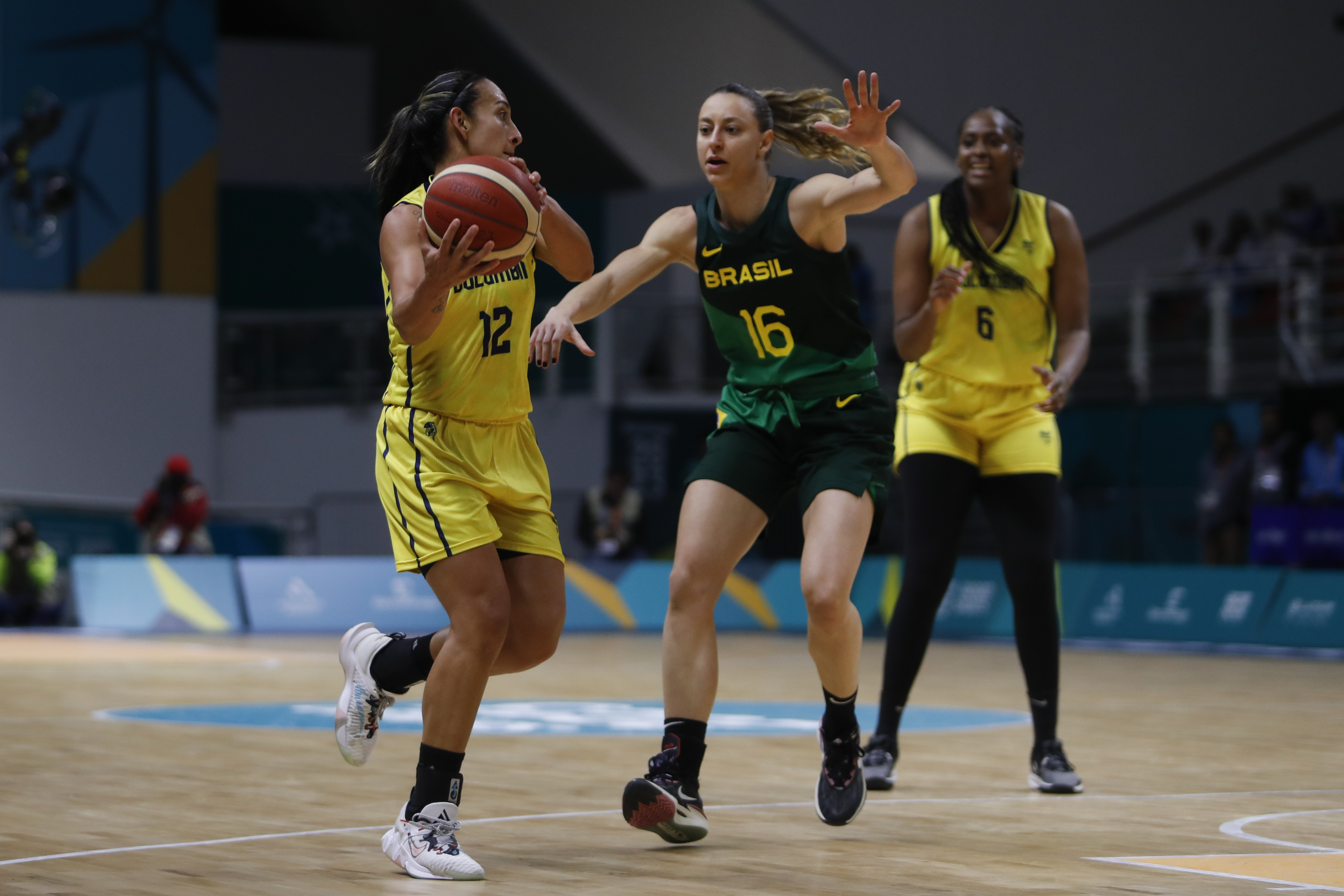 EVE4106. SANTIAGO (CHILE), 29/10/2023.- Leila Zabani (c) de Brasil defiende ante Jenifer Muñoz de Colombia de baloncesto femenino hoy, durante los Juegos Panamericanos 2023 en Santiago (Chile). EFE/ Osvaldo Villarroel